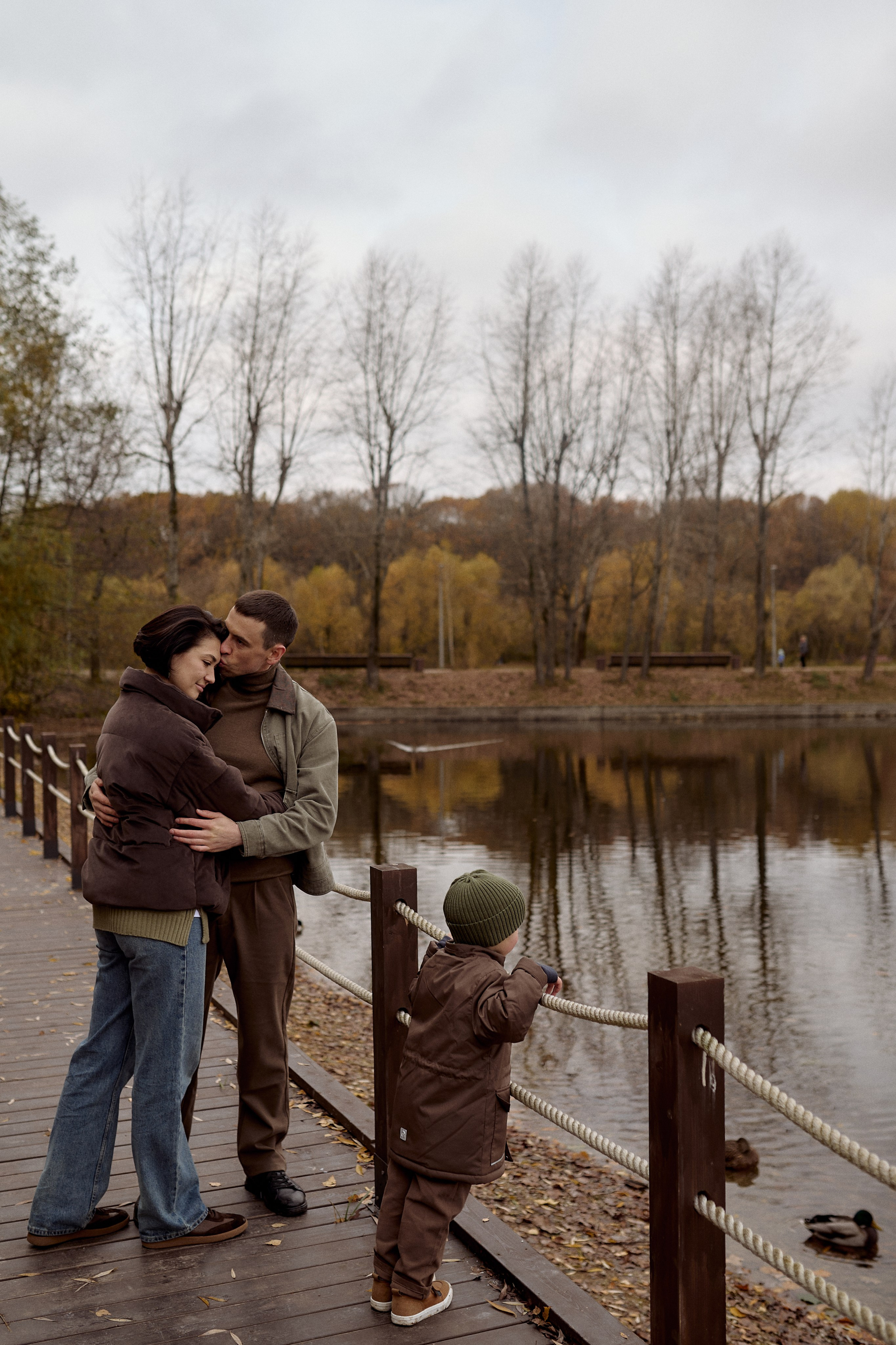 Вова, Юля и Максим в осеннем парке. Семейный и свадебный lifestyle-фотограф в Москве Мария Петрова