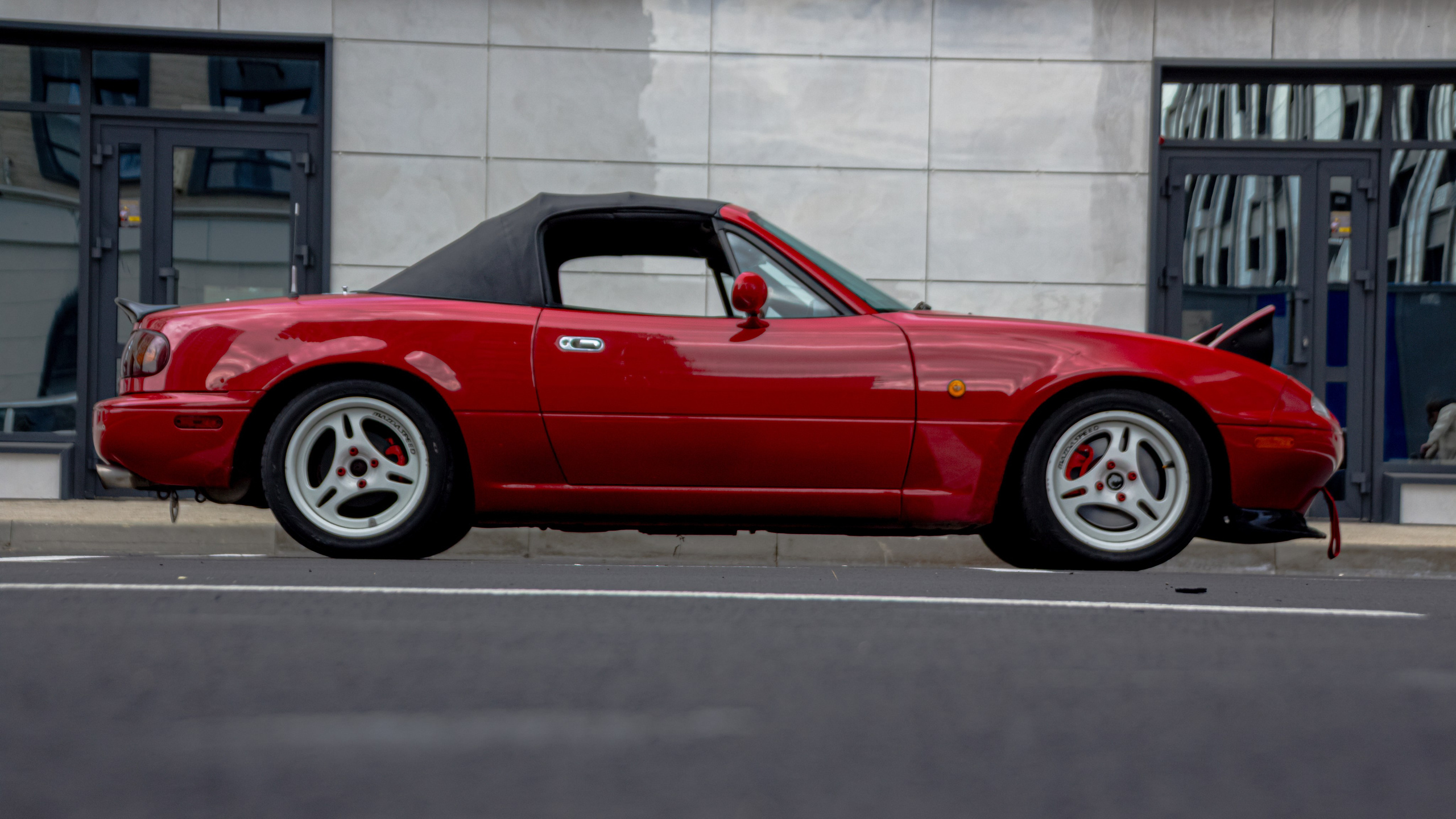 Фото Mazda MX-5 Miata (Eunos Roadster) NA: красный родстер