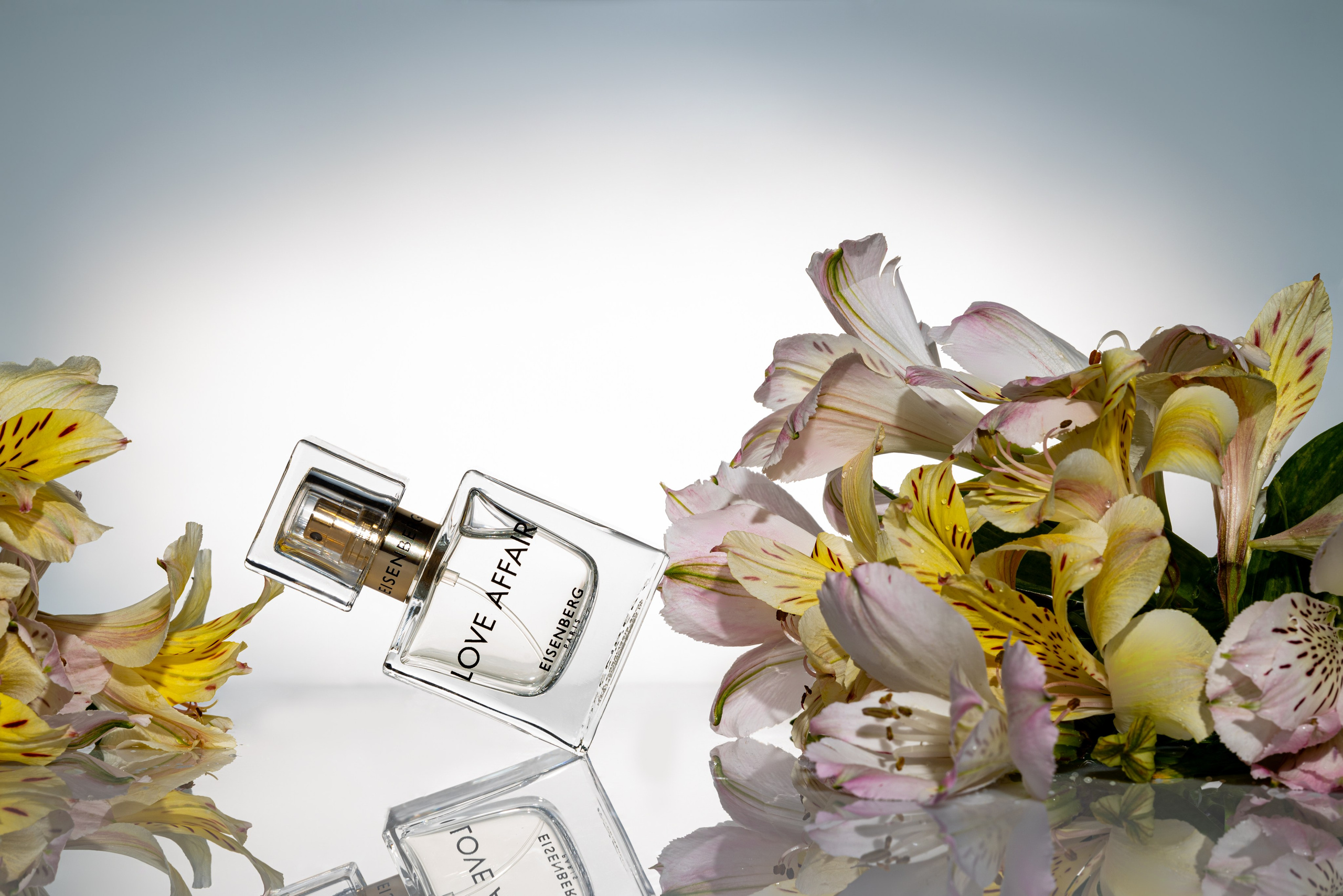 туалетная вода, духи, флакон с цветами 