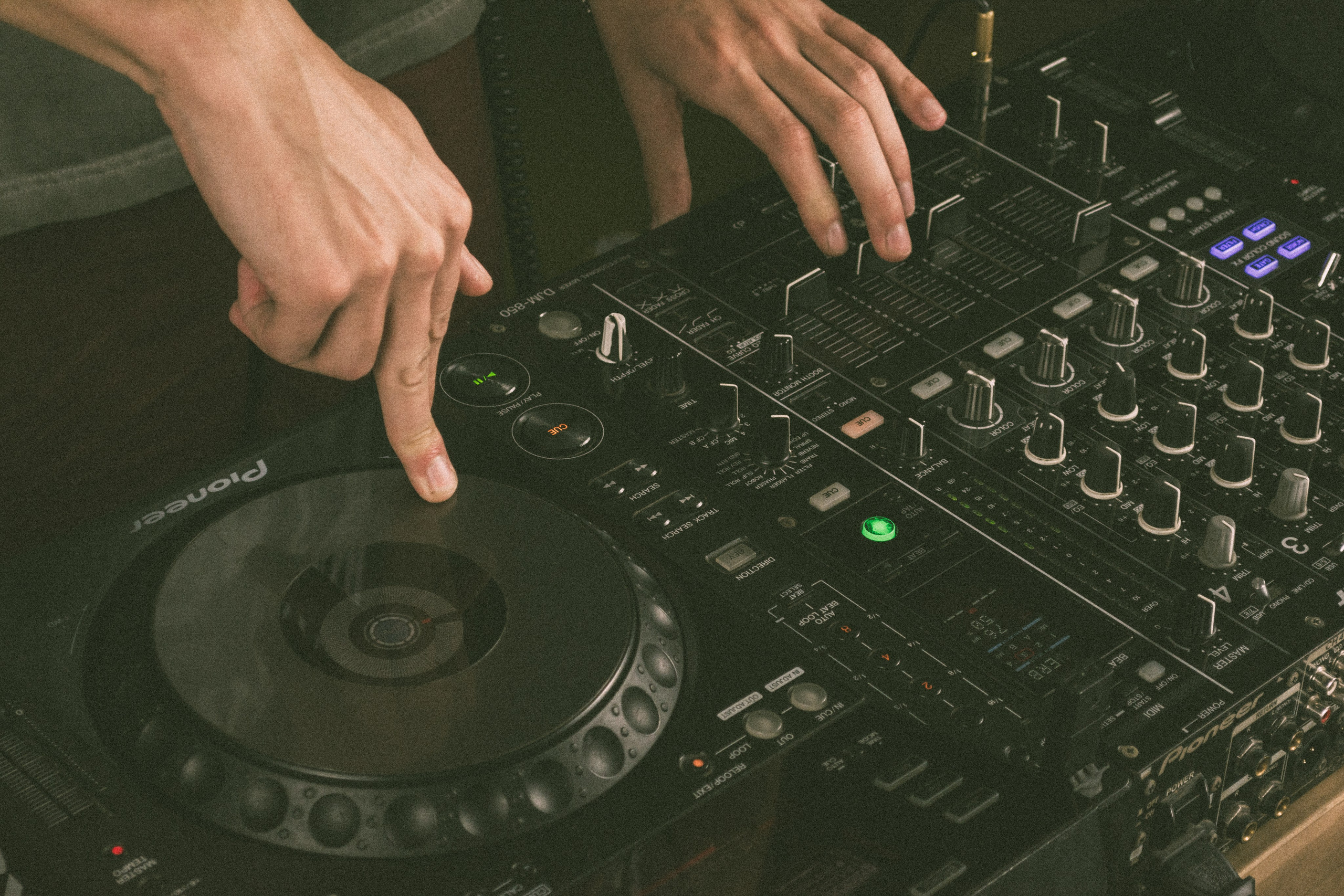 Студия диджеинга «Янтарь». Уголок фототворчества Никиты Усачева