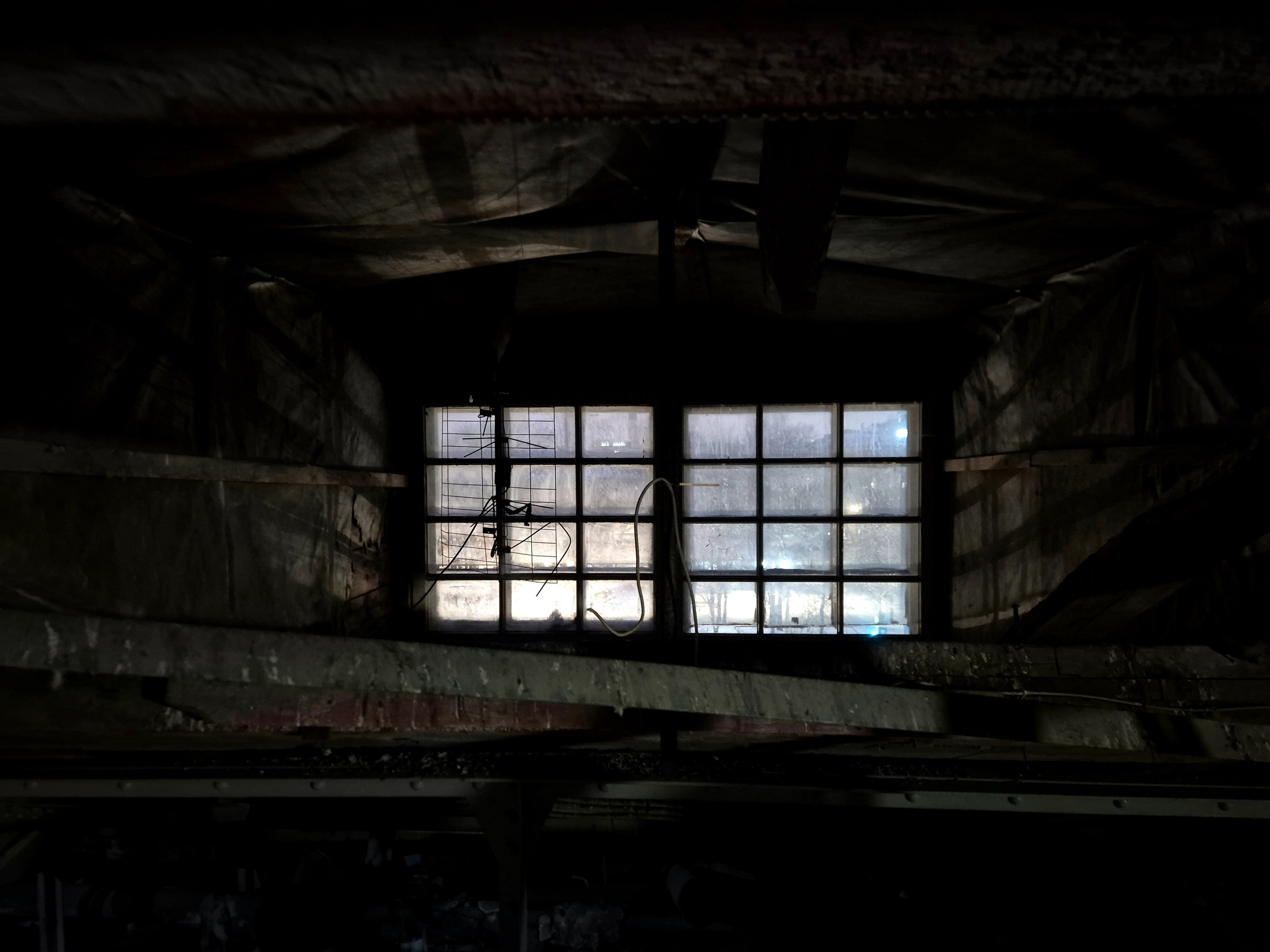 Забрались на чердак, над главным сводом