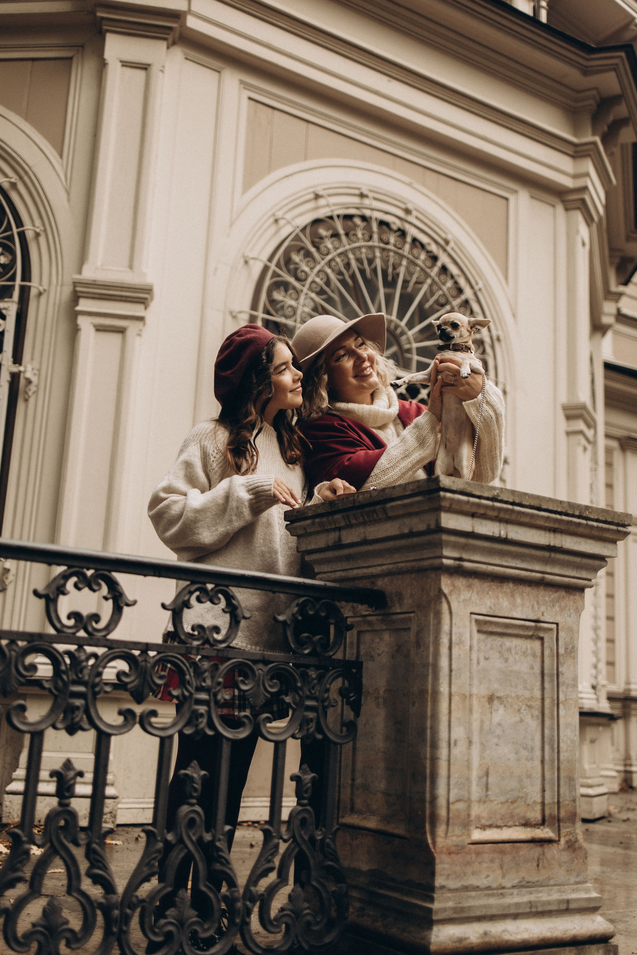 мама и дочка стоят на красивом крыльце дворца в Лопухинском саду