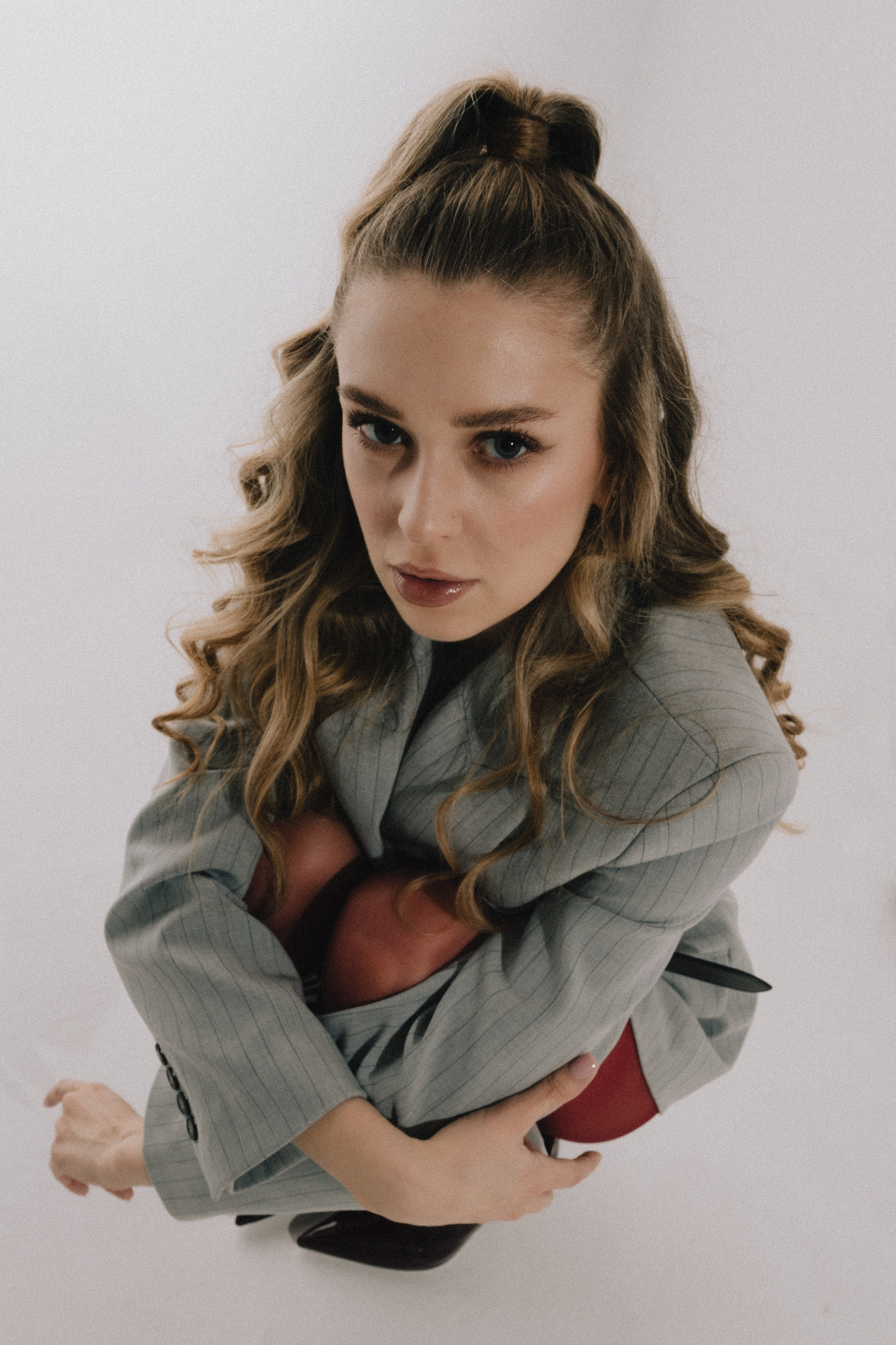 стильный деловой студийный портрет для девушки-начальника