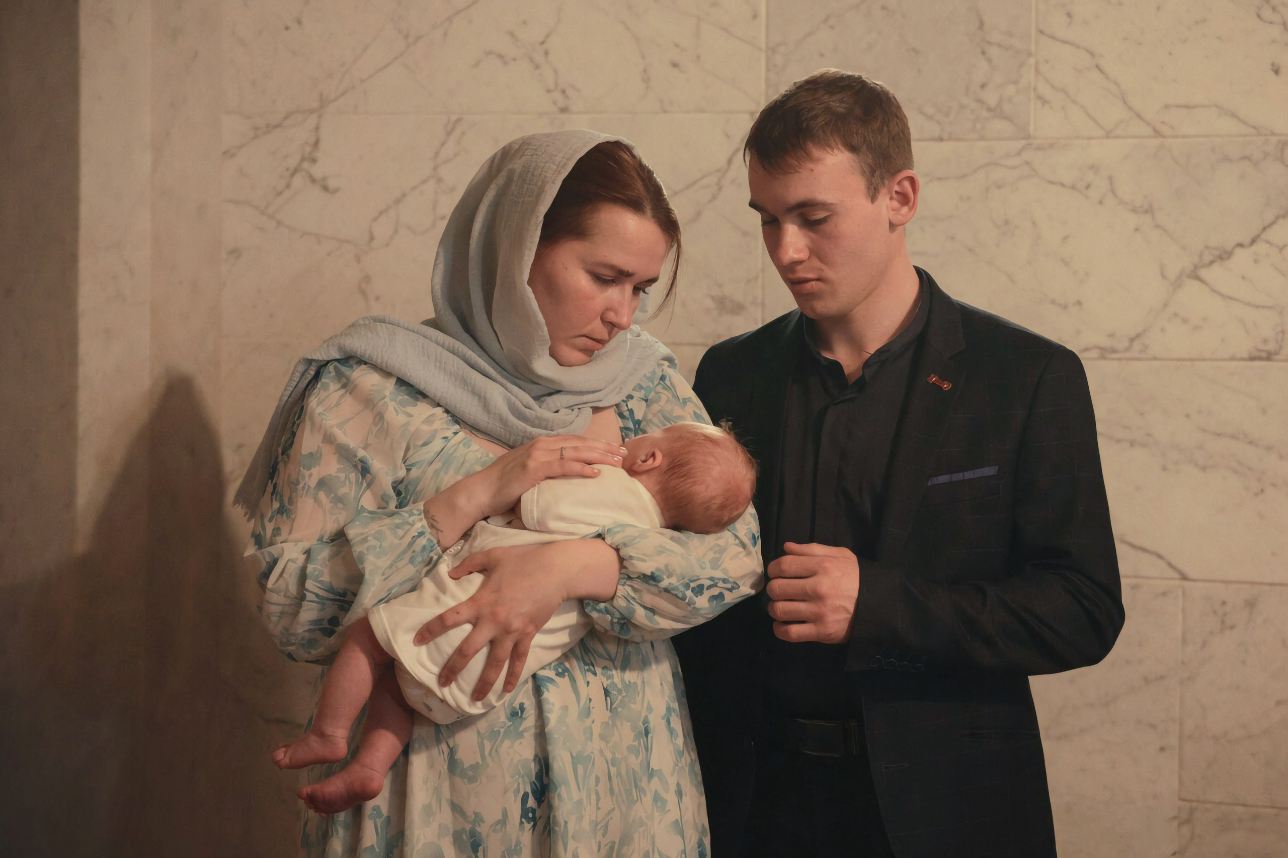 Совершение Таинства Крещения в Храме на Крови, Екатеринбургская епархия. Профессиональная съемка обряда с соблюдением церковного протокола. Фотограф Илья Антропов.