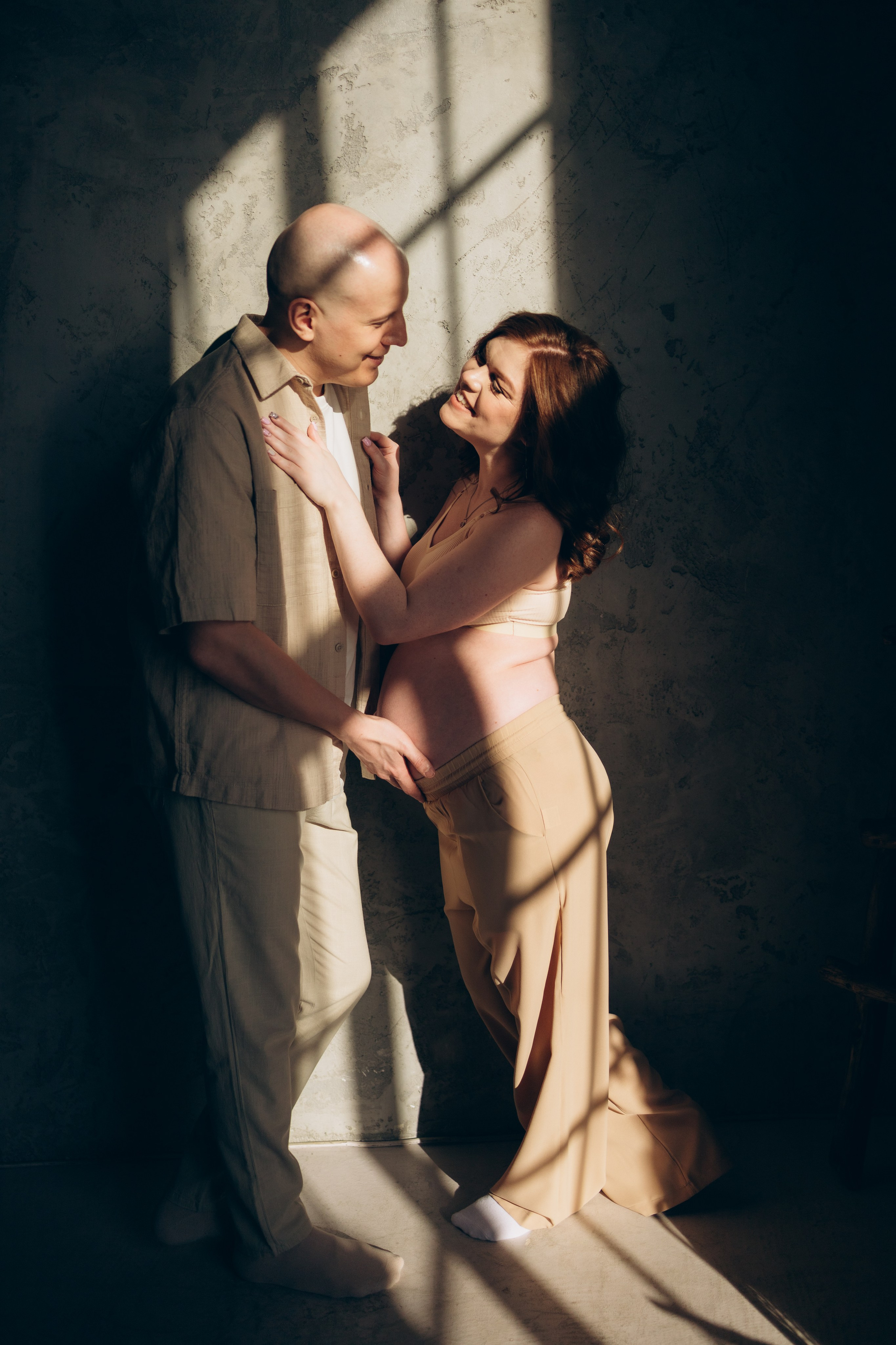 семеная пара в жестких лучах света