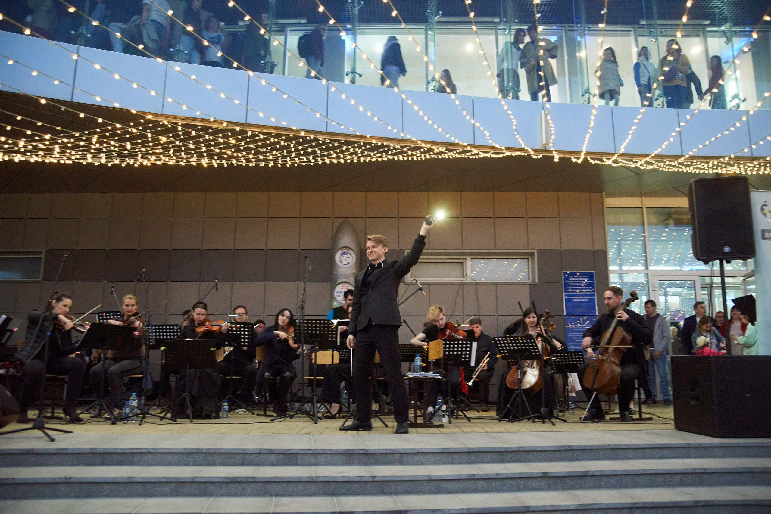 Репортаж: Музыкальная школа Виртуозы в Ночь музеев у планетария. Репортажный и женский фотограф в Новосибирске