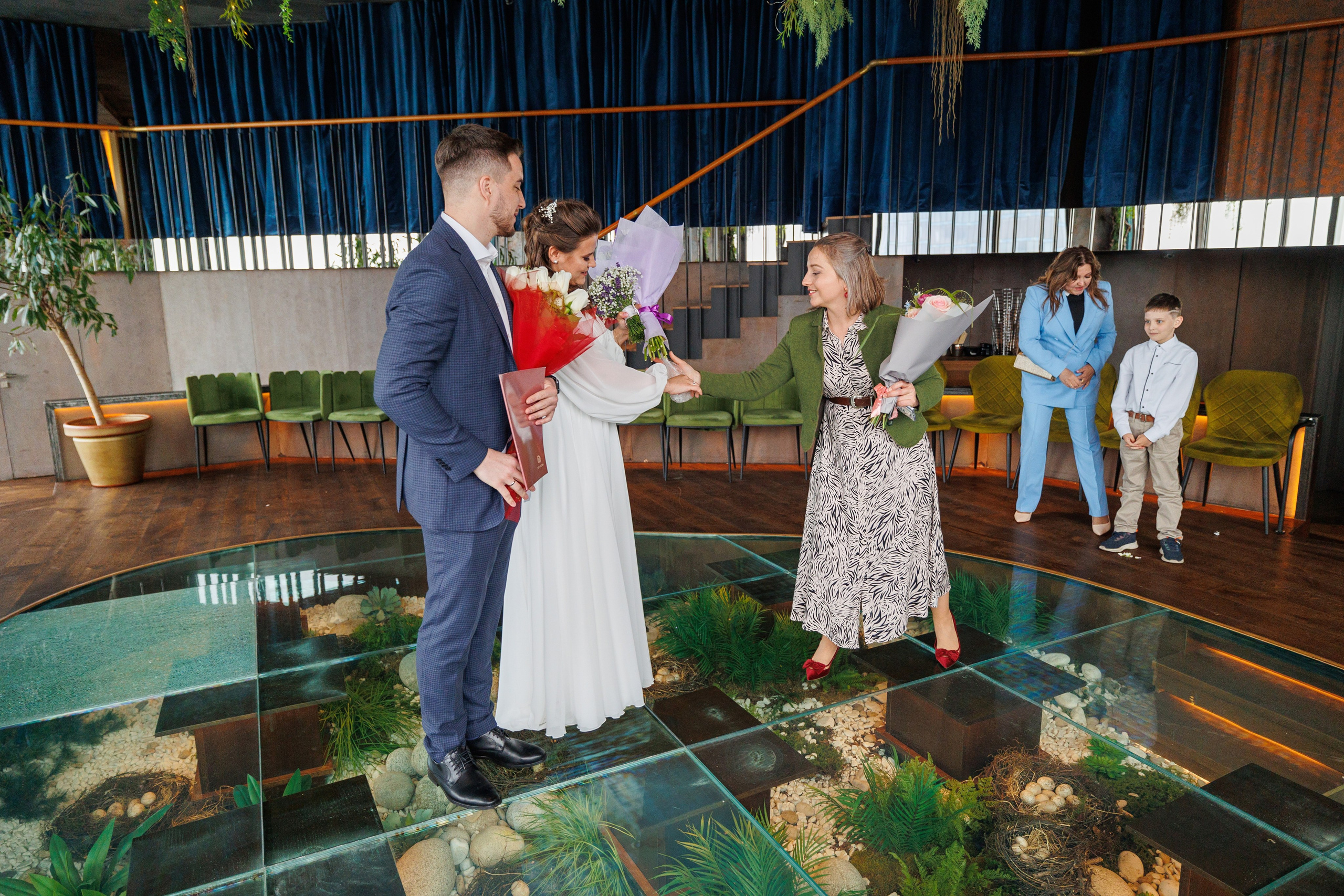 Фотограф на регистрацию в ЗАГС Москва Сити Birds Башня ОКО. Примеры фото, отзывы молодоженов и заявка на регистрацию через официальный сайт.