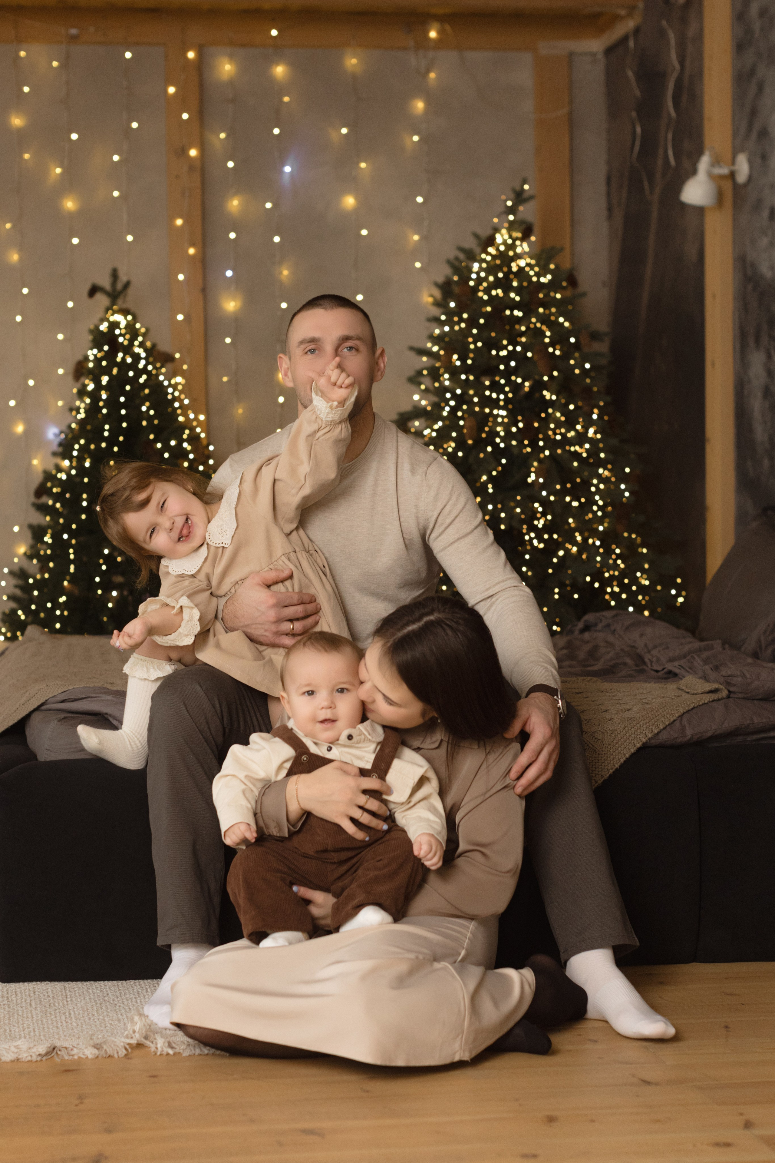 Новогодняя съемка в Мун (зал Семейный). Фотограф беременности и новорожденных в Красноярске Вета Ланская