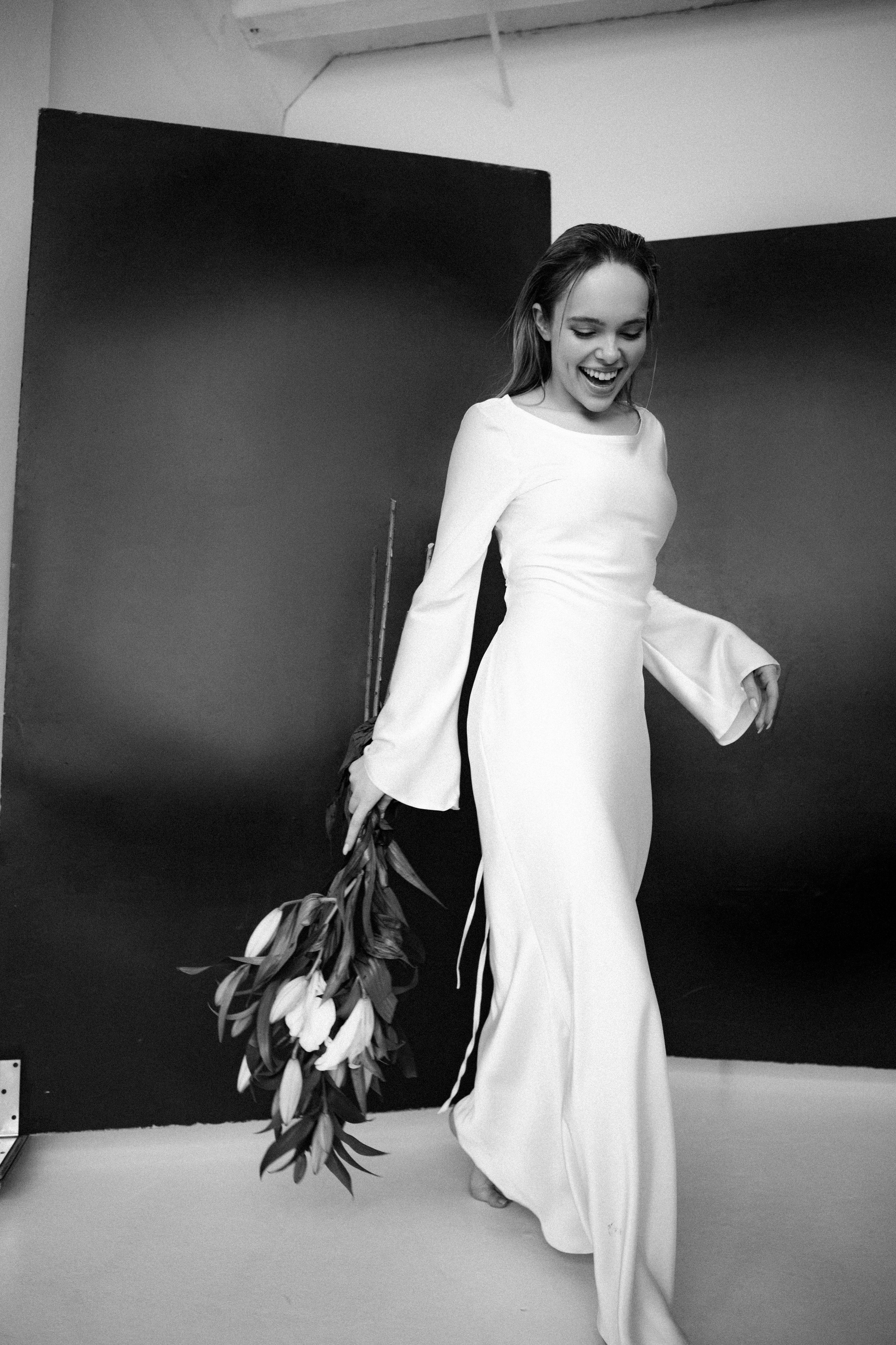 Арина. Фотосессия чб с лилиями в белой студии. Фотограф в Москве Ольга Сатони