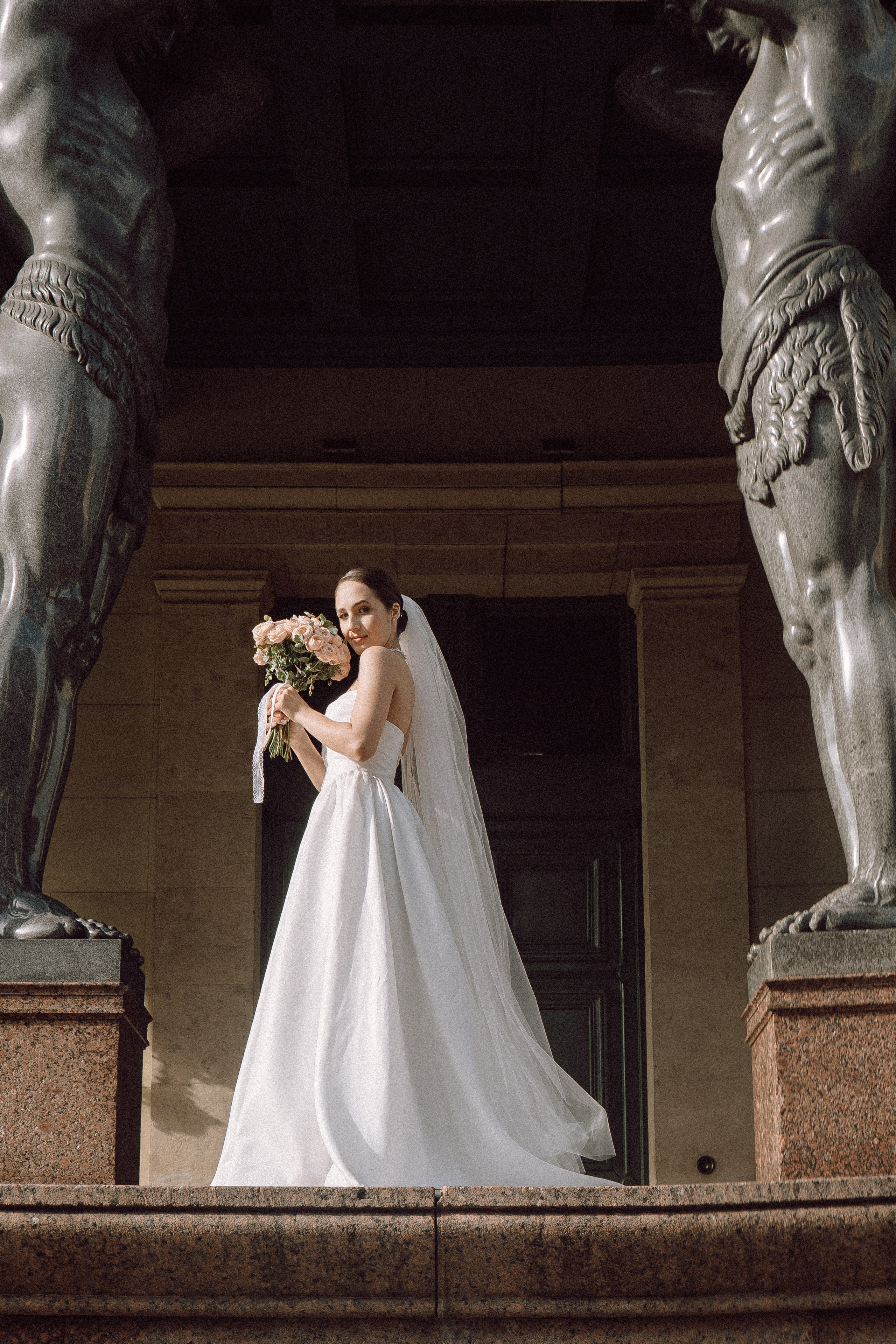 СВАДЕБНАЯ ПРОГУЛКА В САНТК-ПЕТЕРБУРГЕ (ИСАКИЕВСКИЙ СОБОР, ЗИМНЯЯ КАНАВКА, ЭРМИТАЖ И БОЛЬШАЯ МОРСКАЯ УЛИЦА). Профессиональный фотограф, Санкт-Петербург — Виктория Богомолова