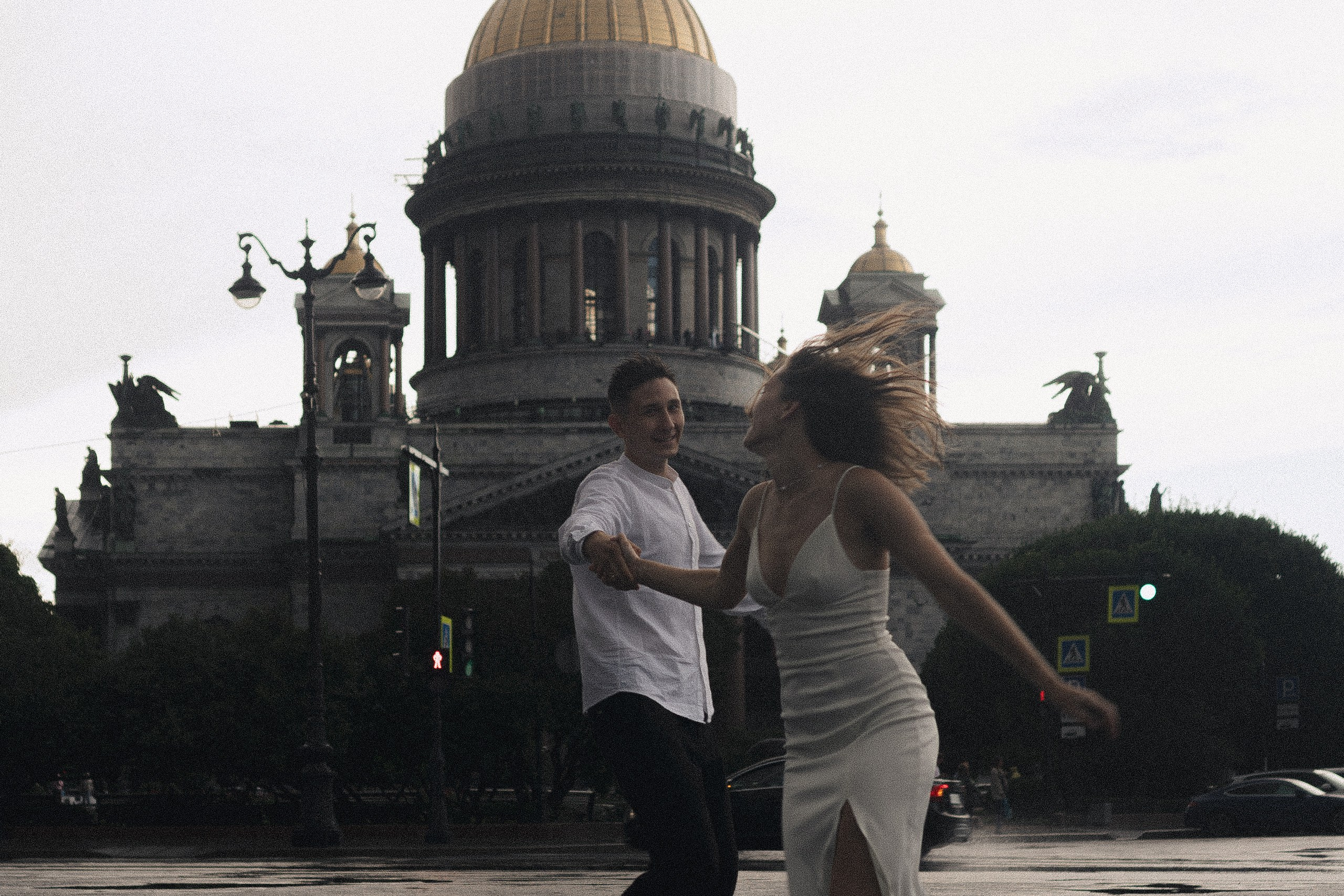СВАДЕБНАЯ ФОТОСЕСИСИЯ В МЕТРО И ВОЗЛЕ ИСАКИЕВСКОГО СОБОРА В ДОЖДЬ. Профессиональный фотограф, Санкт-Петербург — Виктория Богомолова