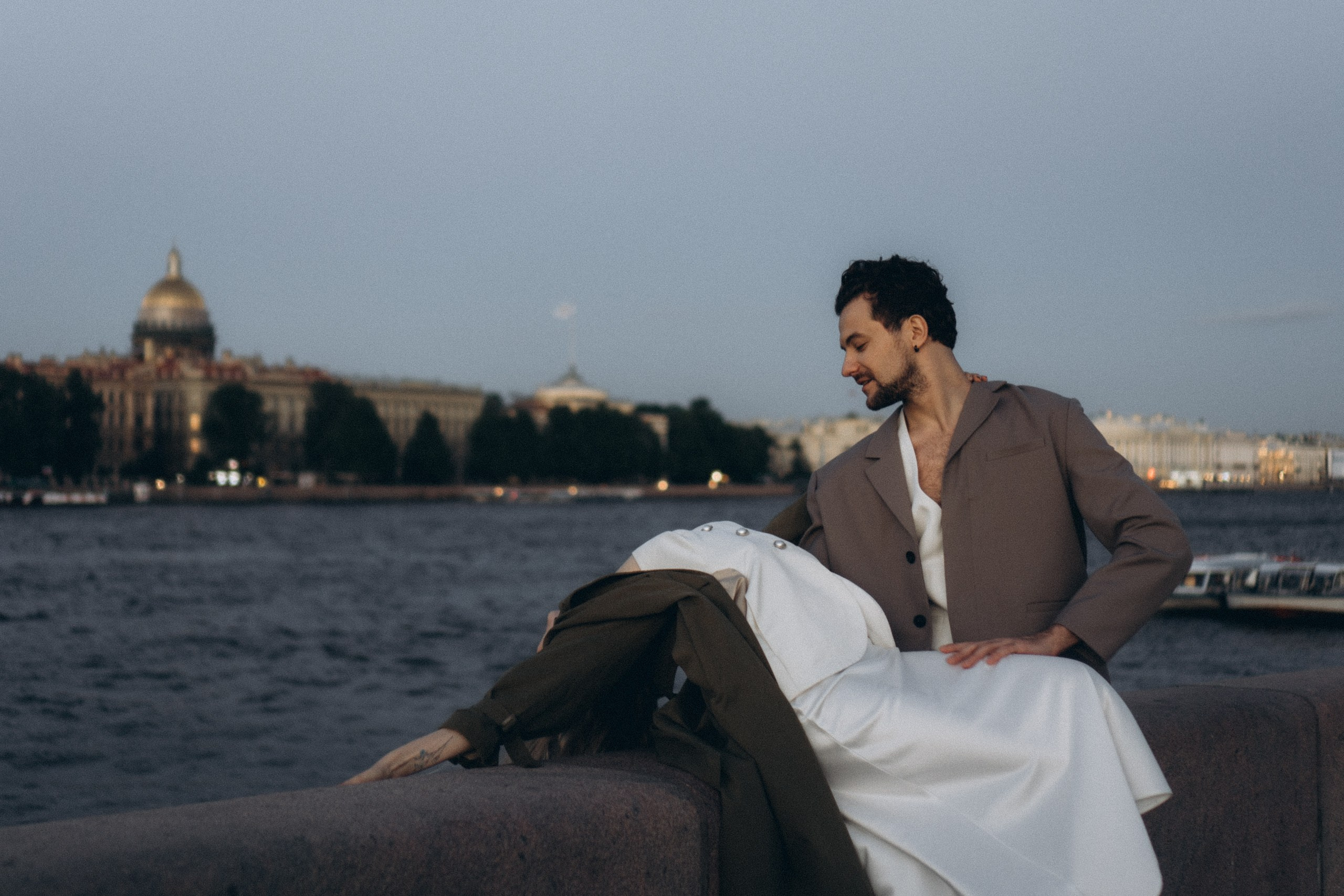 СВАДЕБНАЯ СЬЕМКА ПАРЫ НА РАССВЕТЕ В БЕЛЫЕ НОЧИ И ПРОГУЛКА С РАЗВОДНЫМИ МОСТАМИ И ПИКНИК ВОЗЛЕ ИСАКИЕВСКОГО СОБОРА. Профессиональный фотограф, Санкт-Петербург — Виктория Богомолова