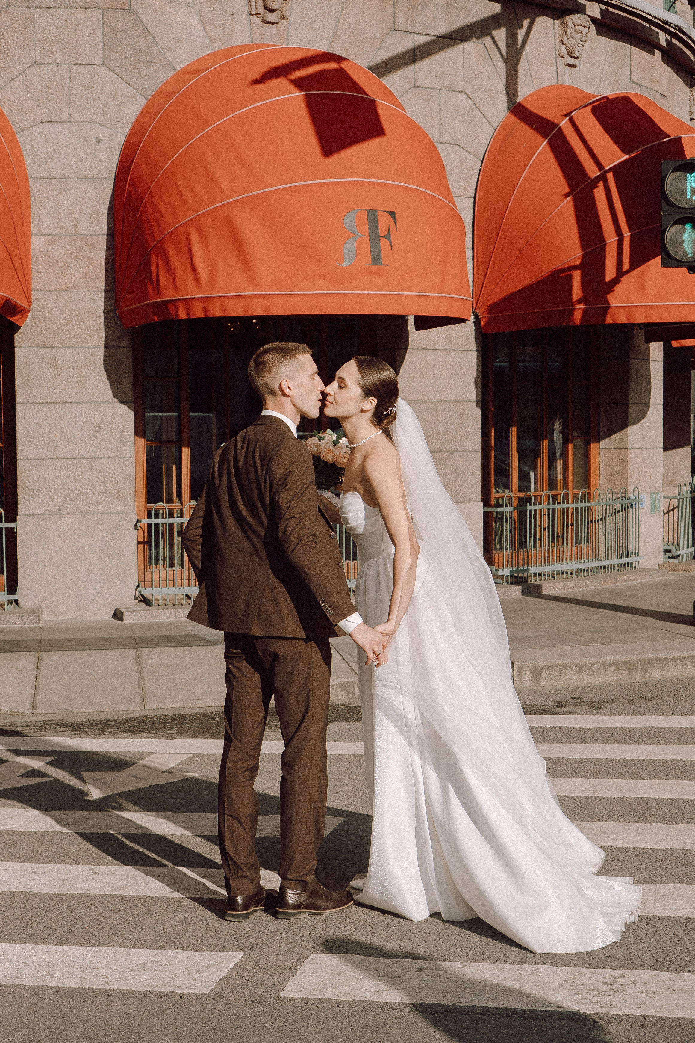 СВАДЕБНАЯ ПРОГУЛКА В САНТК-ПЕТЕРБУРГЕ (ИСАКИЕВСКИЙ СОБОР, ЗИМНЯЯ КАНАВКА, ЭРМИТАЖ И БОЛЬШАЯ МОРСКАЯ УЛИЦА). Профессиональный фотограф, Санкт-Петербург — Виктория Богомолова