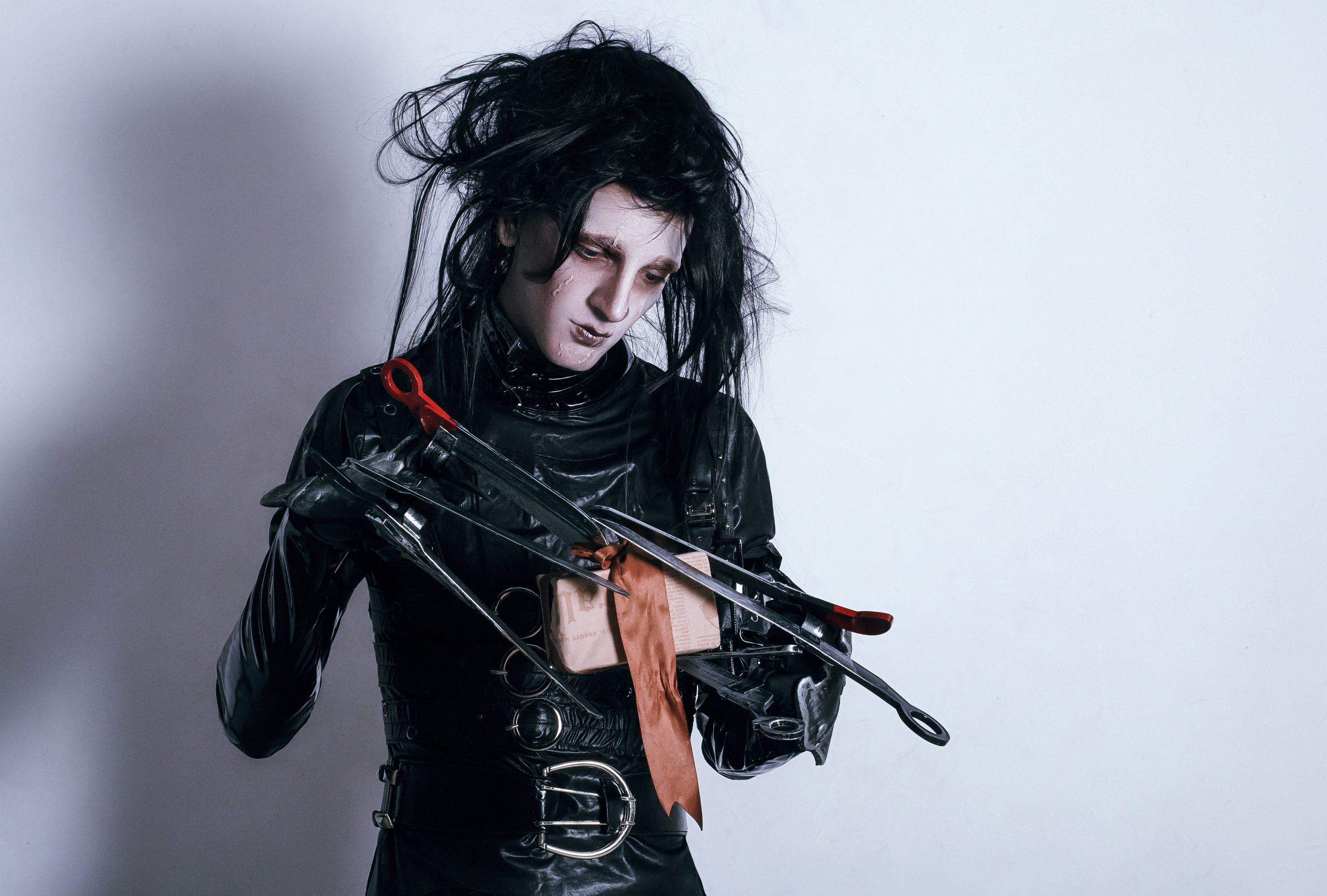 Эдвард Руки-ножницы с подарочной коробкой в руках - косплей фото на циклораме