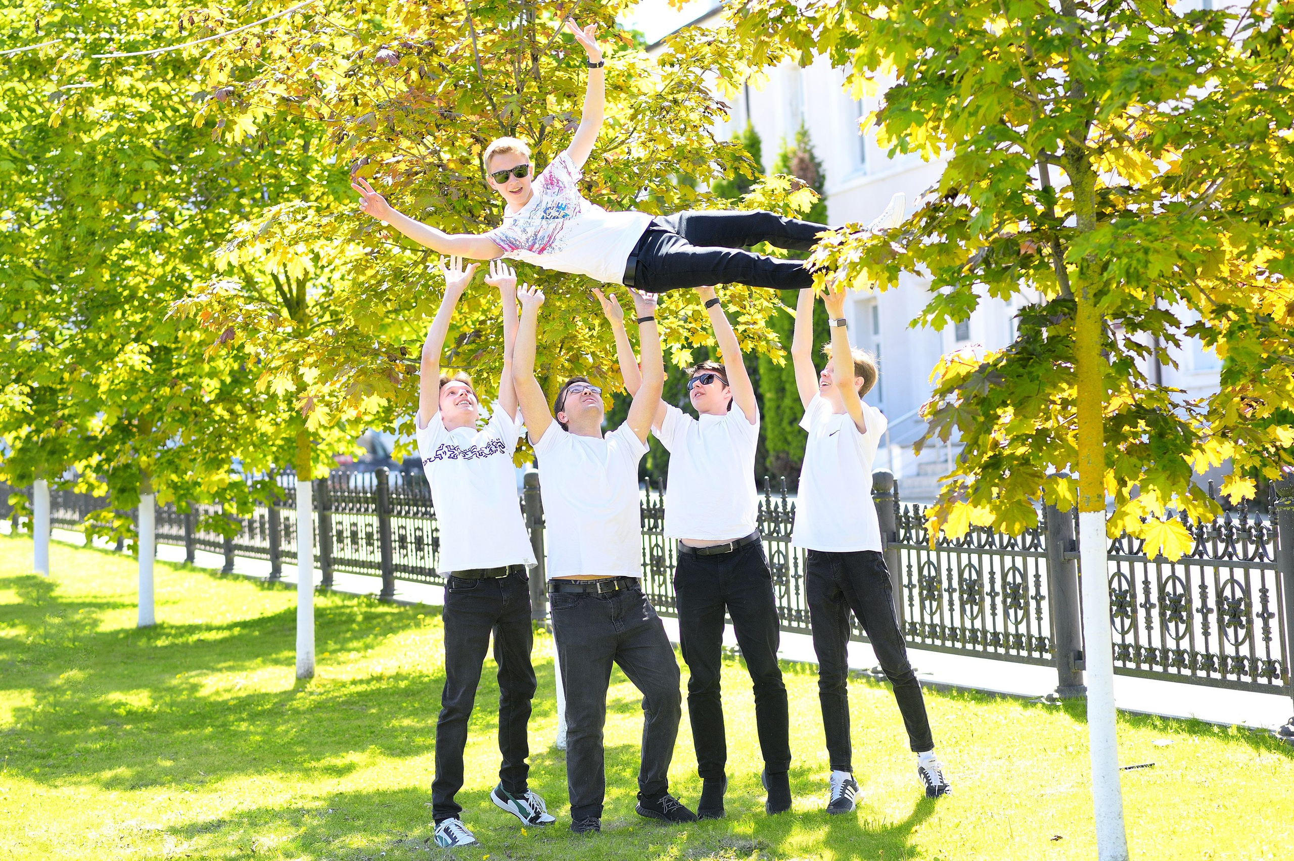 2024 Гимназия 9 «Б» класс Альбом на 4 разворота. Выпускные альбомы для школ и детских садов Александр и Динара