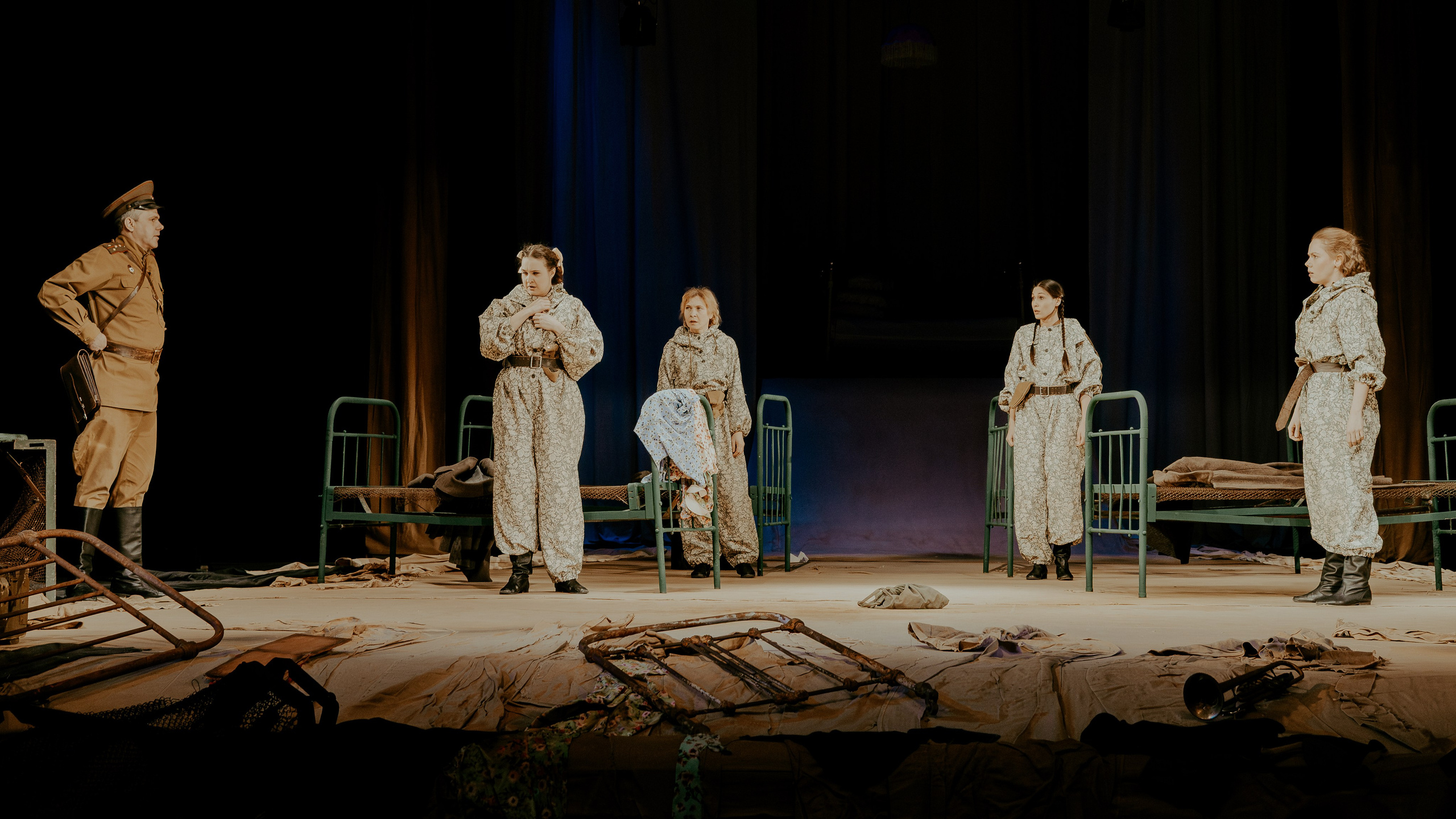 Театр Юного Зрителя " Не покидай меня». Фотограф Марк Файзулин