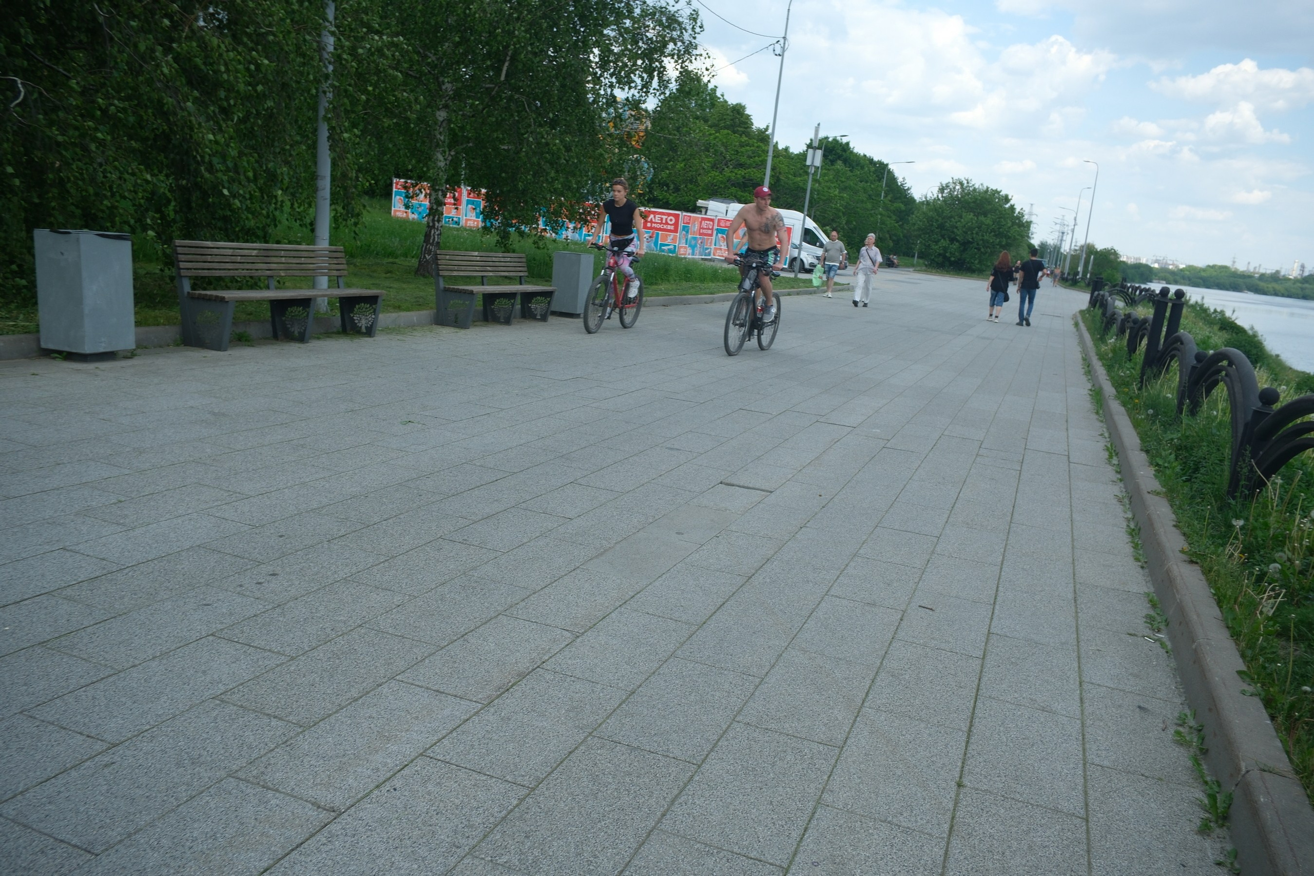 Парк 850 лет Москве. Снято на Voigtlander 18/2,8 Color-scopar. Улица, люди, жизнь…