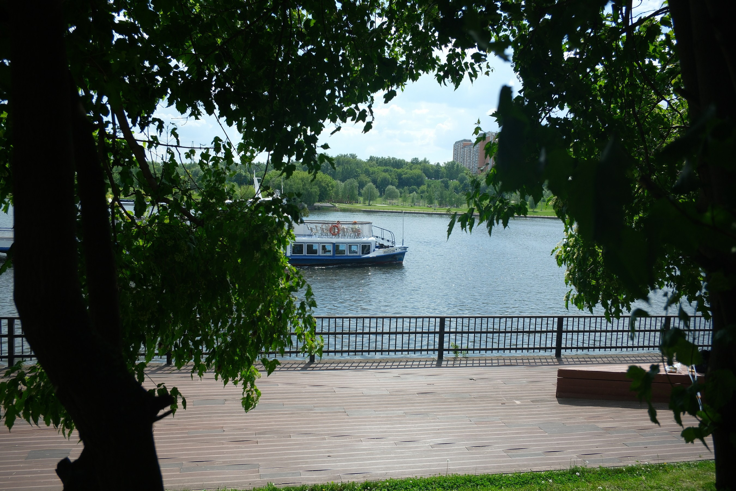 Парк 850 лет Москве. Снято на Voigtlander 18/2,8 Color-scopar. Улица, люди, жизнь…