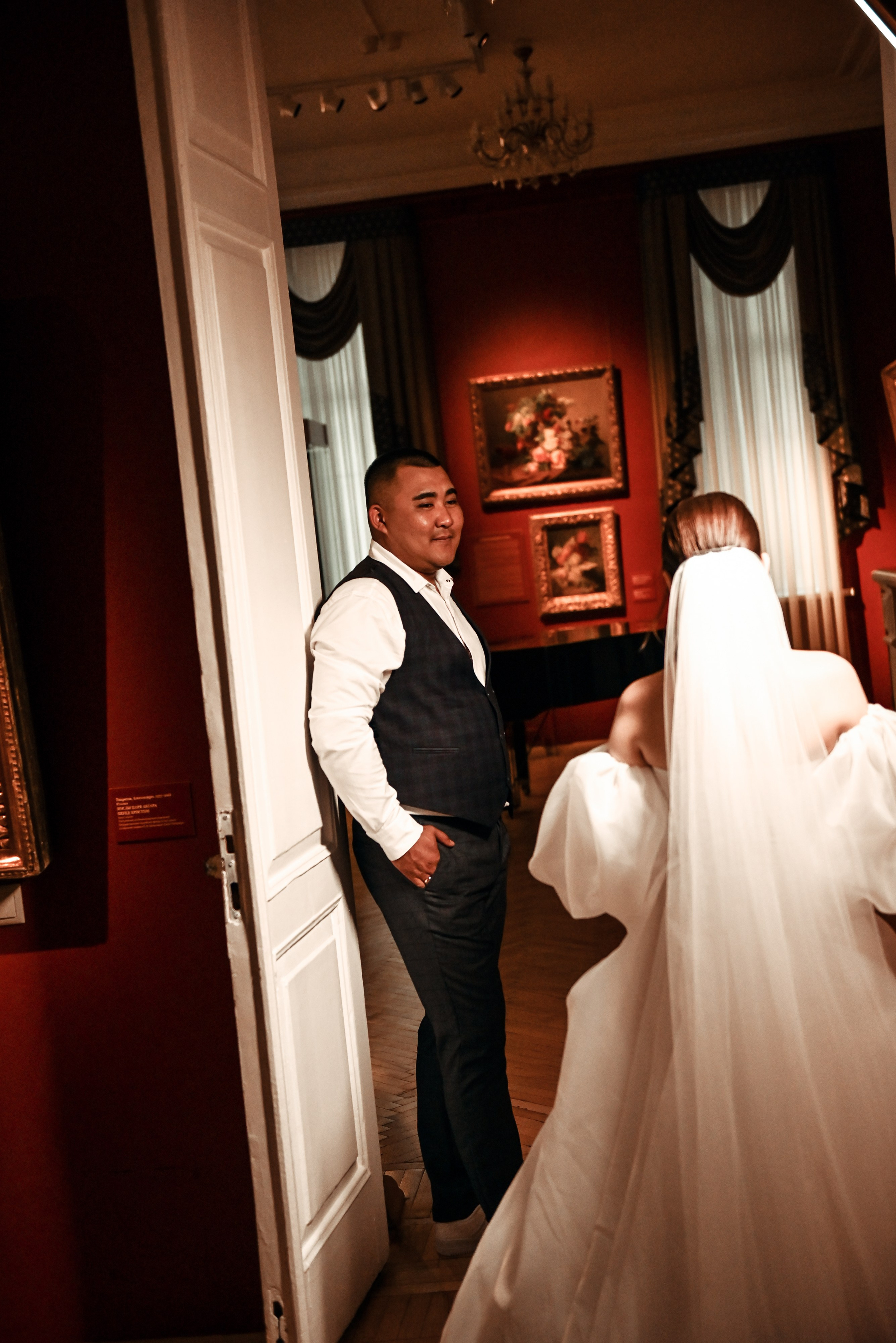 Небольшая свадебная серия в музее и прогулкой под дождем Эльмиры и Ризата. Свадебный, семейный, детский, контент фотограф в Омске Максим Ильин