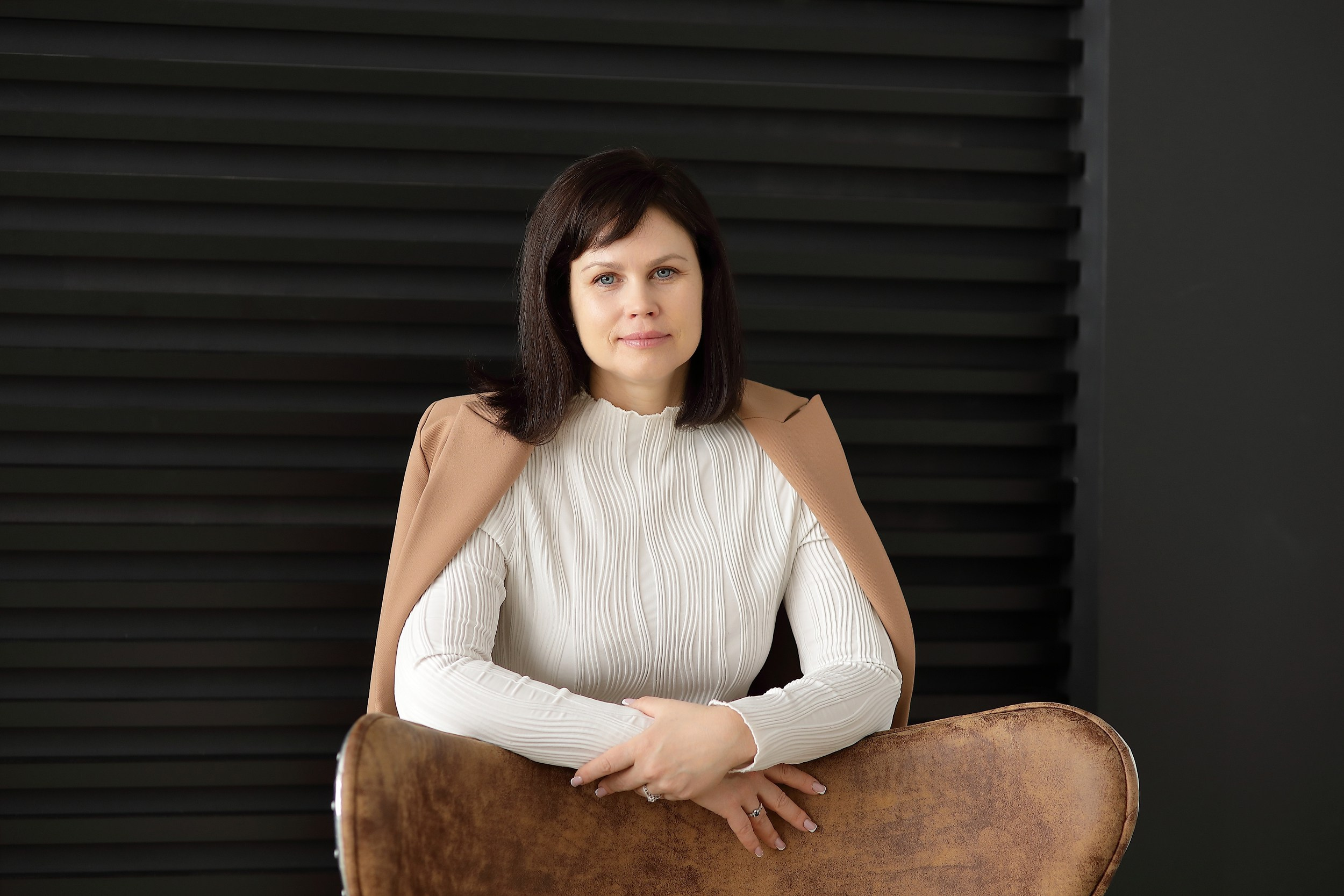 деловой портрет женщины на темном фоне