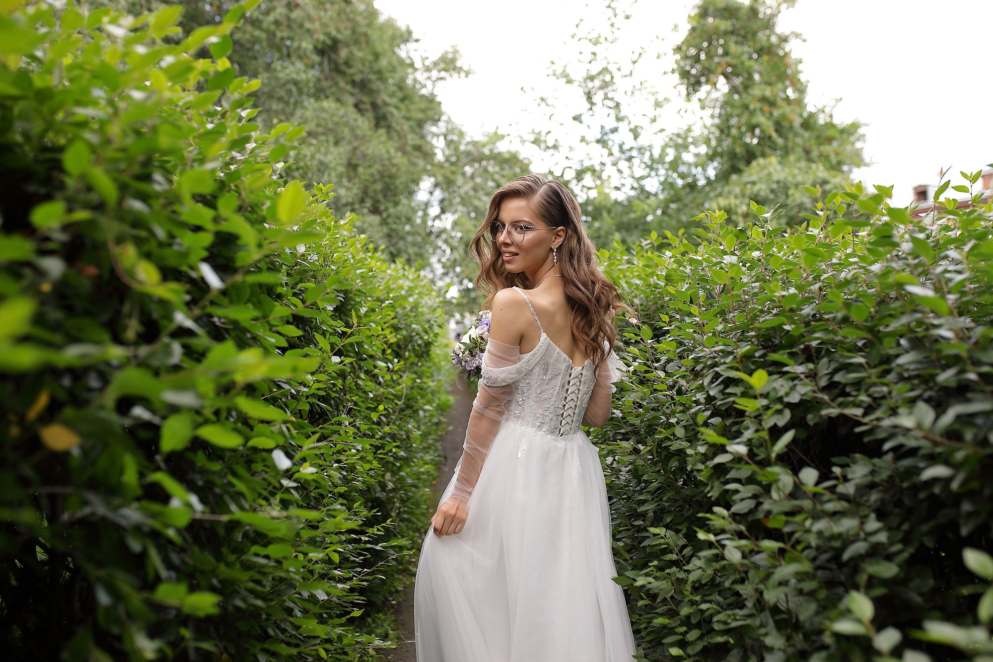 фотосессия невесты в центре  парке Екатеринбурга на улице 8 марта