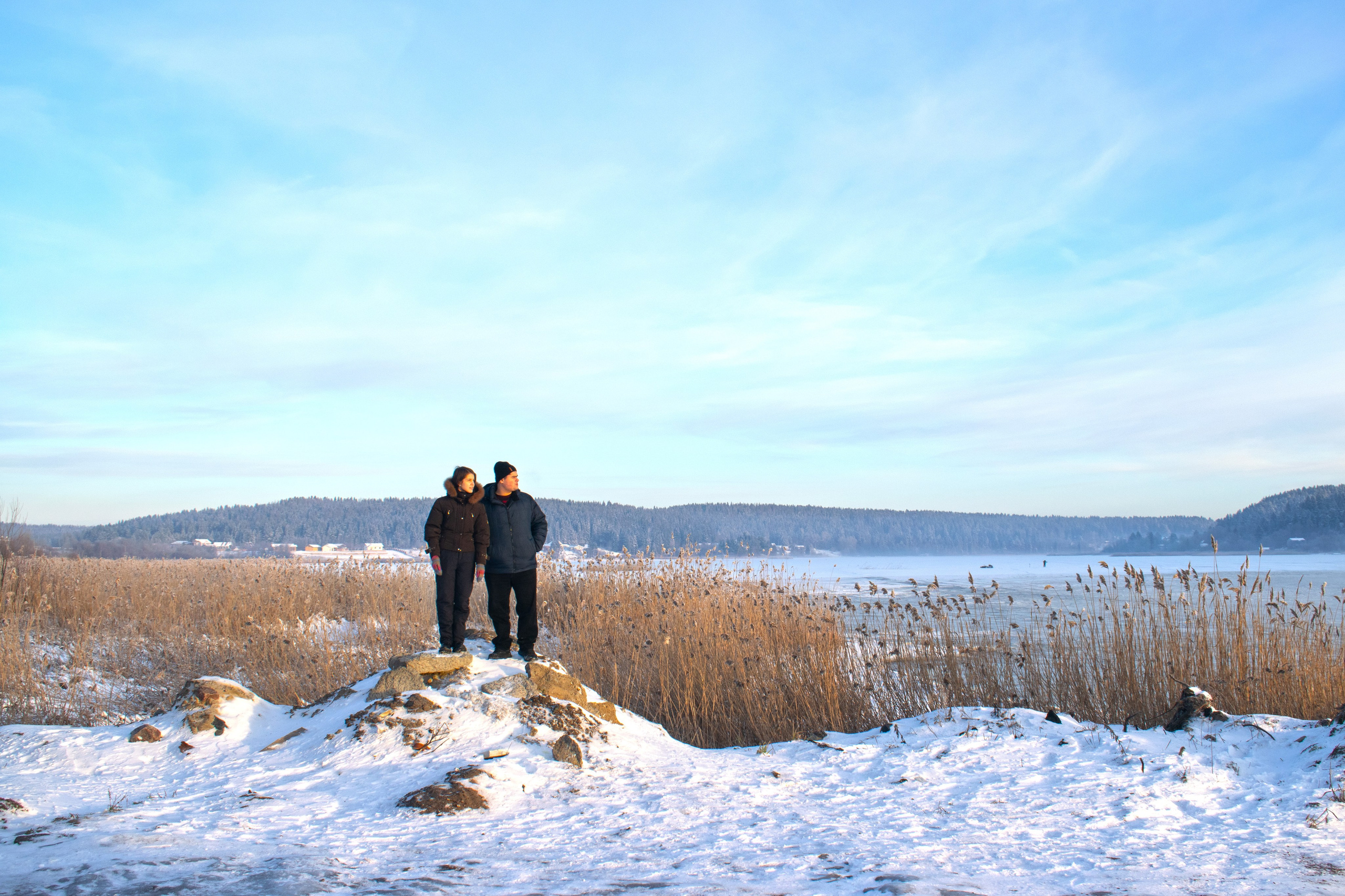 Фотосъемка love story. Пара стоит на берегу Ладоги, Сортавала, Карелия.