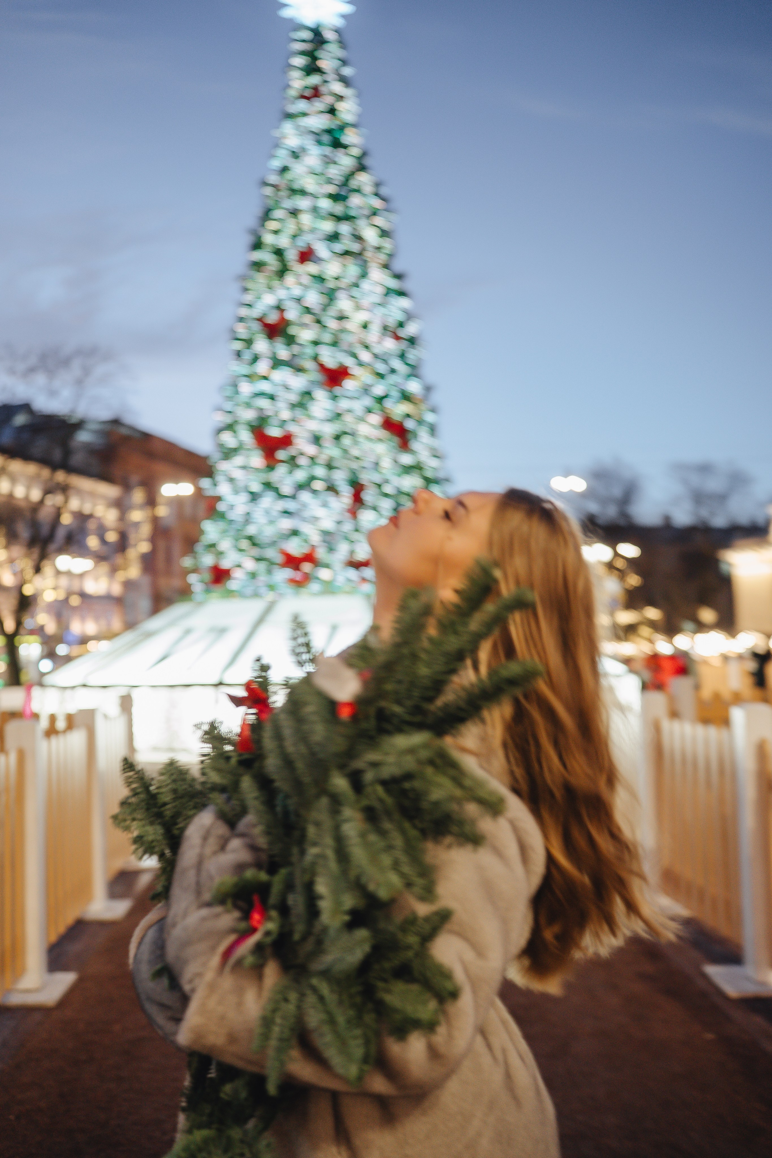 ПРОГУЛКА НА МАНЕЖНОЙ ПЛОЩАДИ ДЛЯ ДЕВУШКИ ПЕРЕД НОВЫМ ГОДОМ (НОВОГОДНЯЯ ФОТОСЕССИИЯ НА МАНЕЖНОЙ ПЛОЩАДИ). Профессиональный фотограф, Санкт-Петербург — Виктория Богомолова