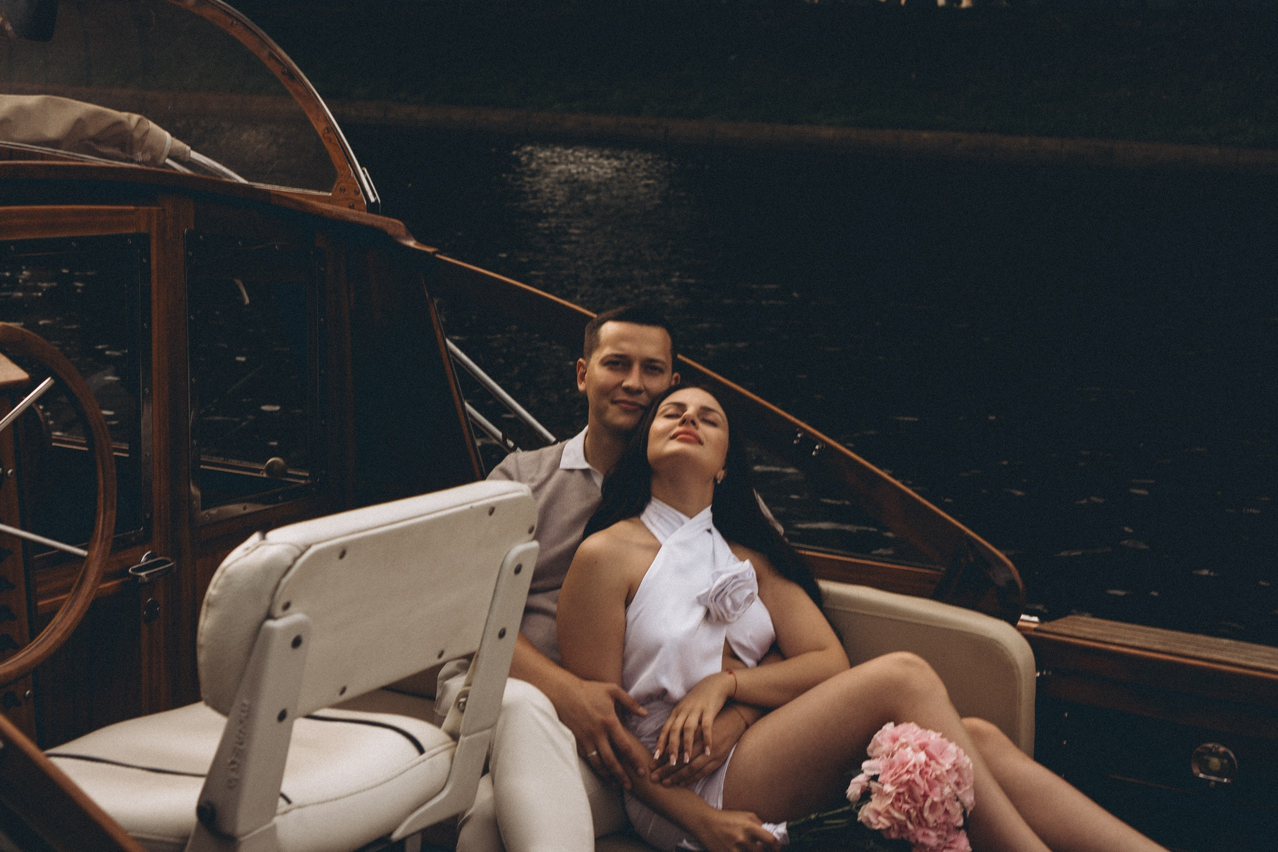 СВАДЕНБНАЯ СЬЕМКА НА КАТЕРЕ ПО КАНАЛАМ САНКТ-ПЕТЕРБУРГА И В АКВАТОРИИ НЕВЫ. Профессиональный фотограф, Санкт-Петербург — Виктория Богомолова