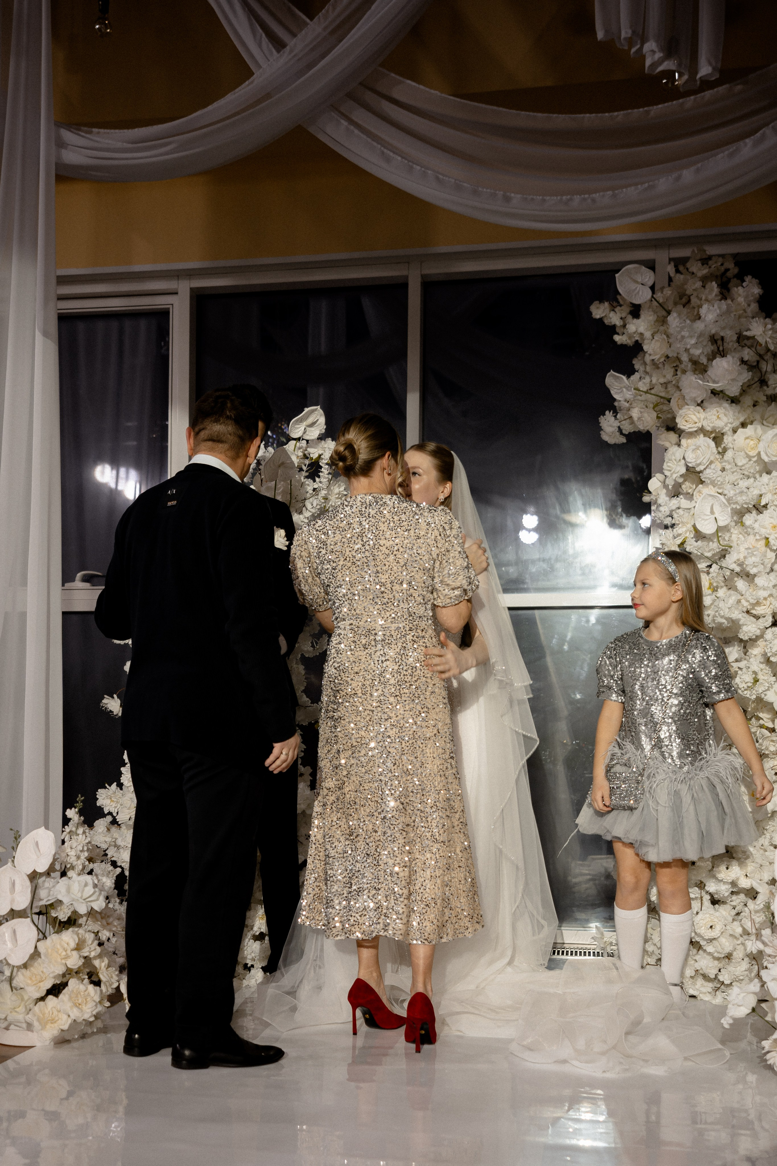 СВАДЕБНАЯ СЬЕМКА СБОРОВ В ОТЕЛЕ И ВЫЕЗД НА ЦЕРЕМОНИЮ (СНЯТО В СИБИРЕ В НИЖНЕВАРТОВСКЕ). Профессиональный фотограф, Санкт-Петербург — Виктория Богомолова