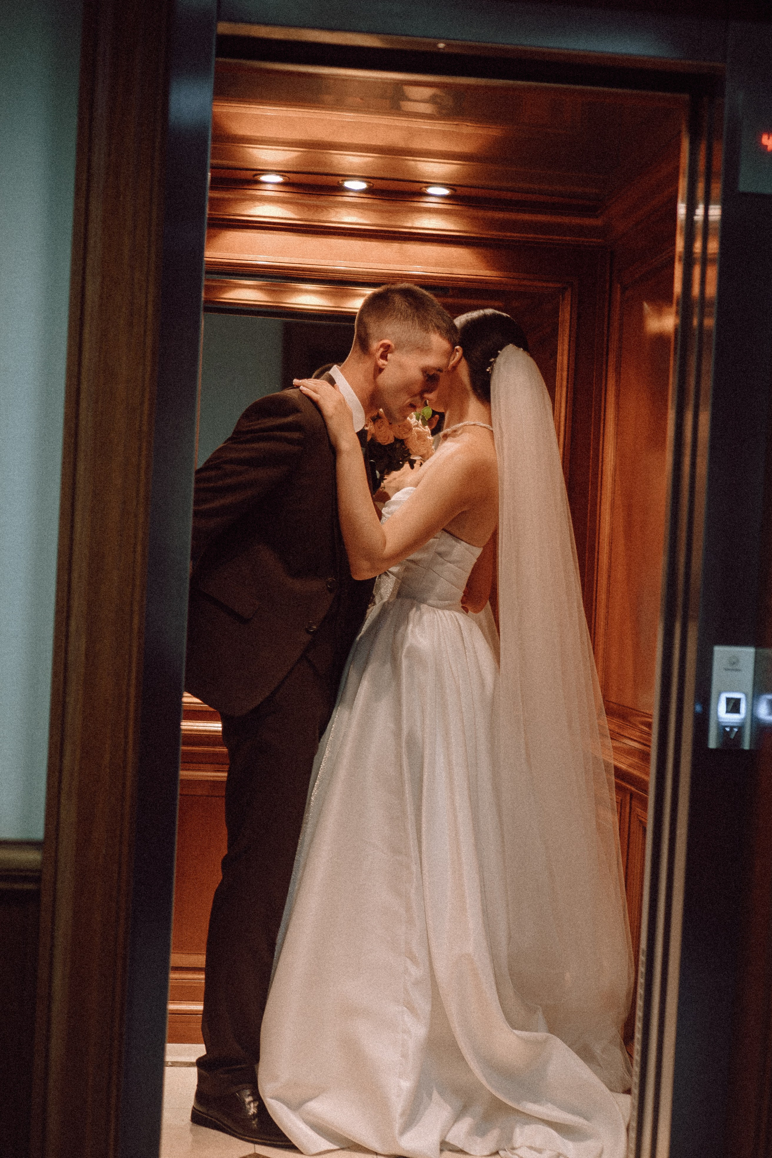 СВАДЕБНАЯ ПРОГУЛКА В САНТК-ПЕТЕРБУРГЕ (ИСАКИЕВСКИЙ СОБОР, ЗИМНЯЯ КАНАВКА, ЭРМИТАЖ И БОЛЬШАЯ МОРСКАЯ УЛИЦА). Профессиональный фотограф, Санкт-Петербург — Виктория Богомолова