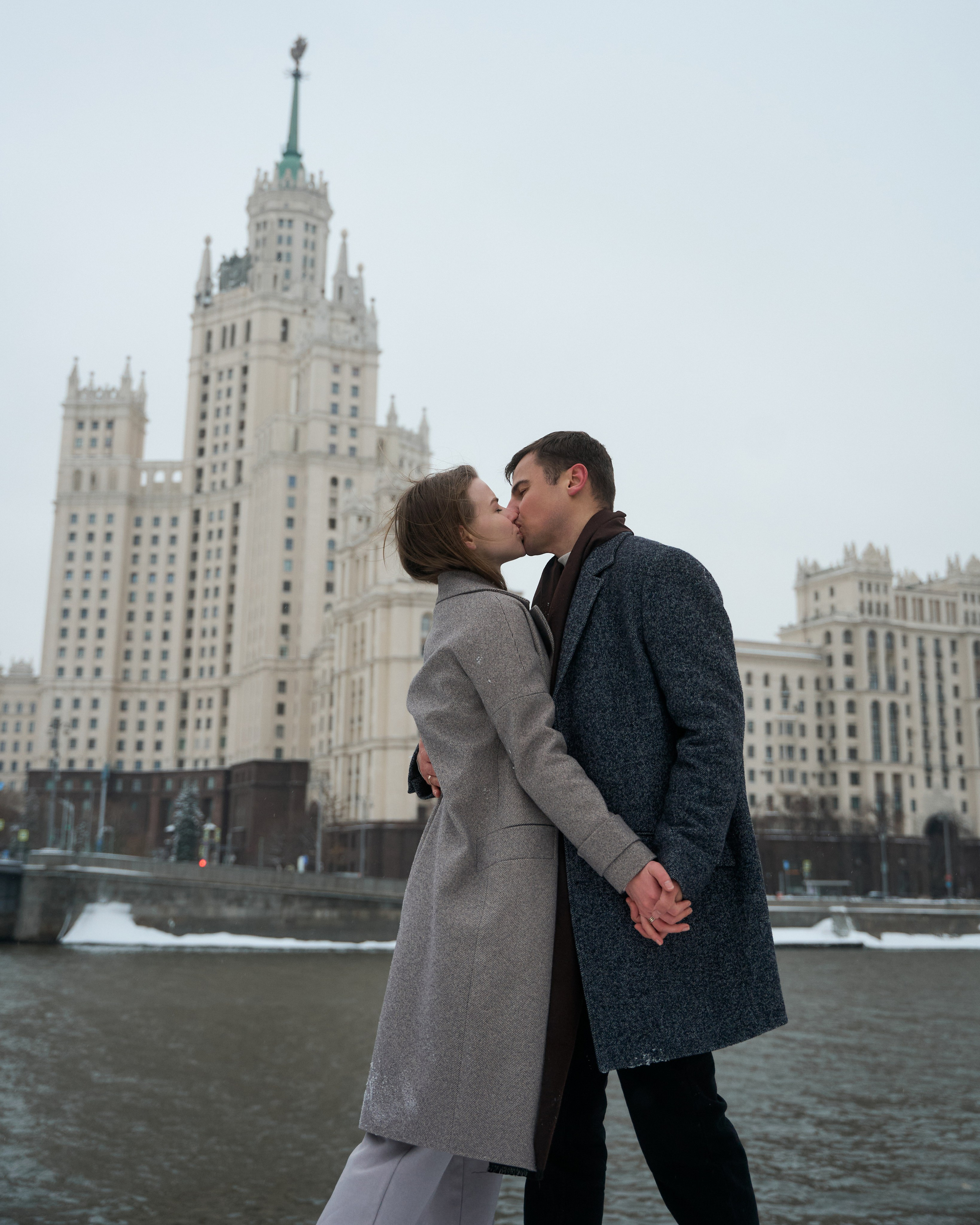 Любовь начинается с поцелуя. Minflo Photographer