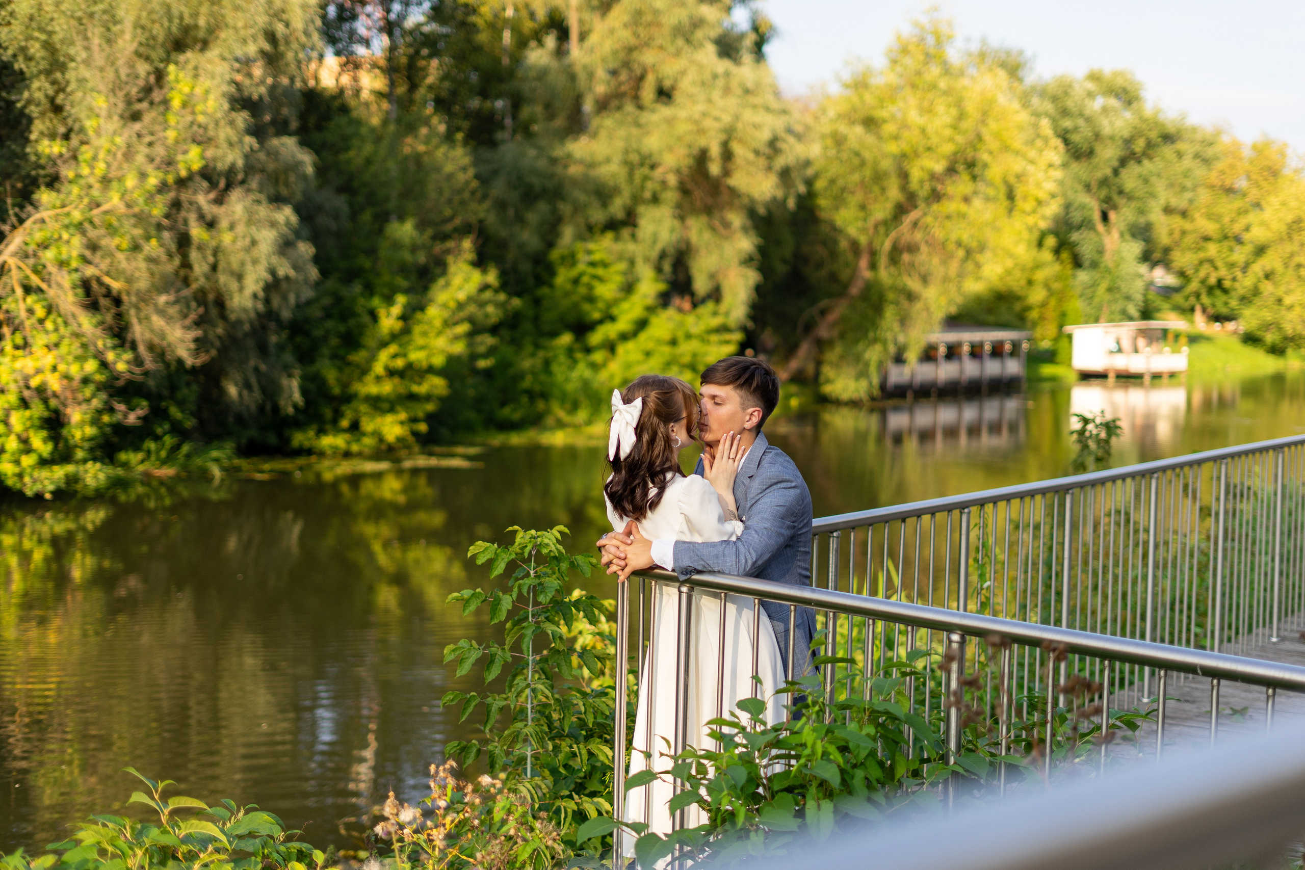  Молодожены наслаждаются обществом друг друга у реки
