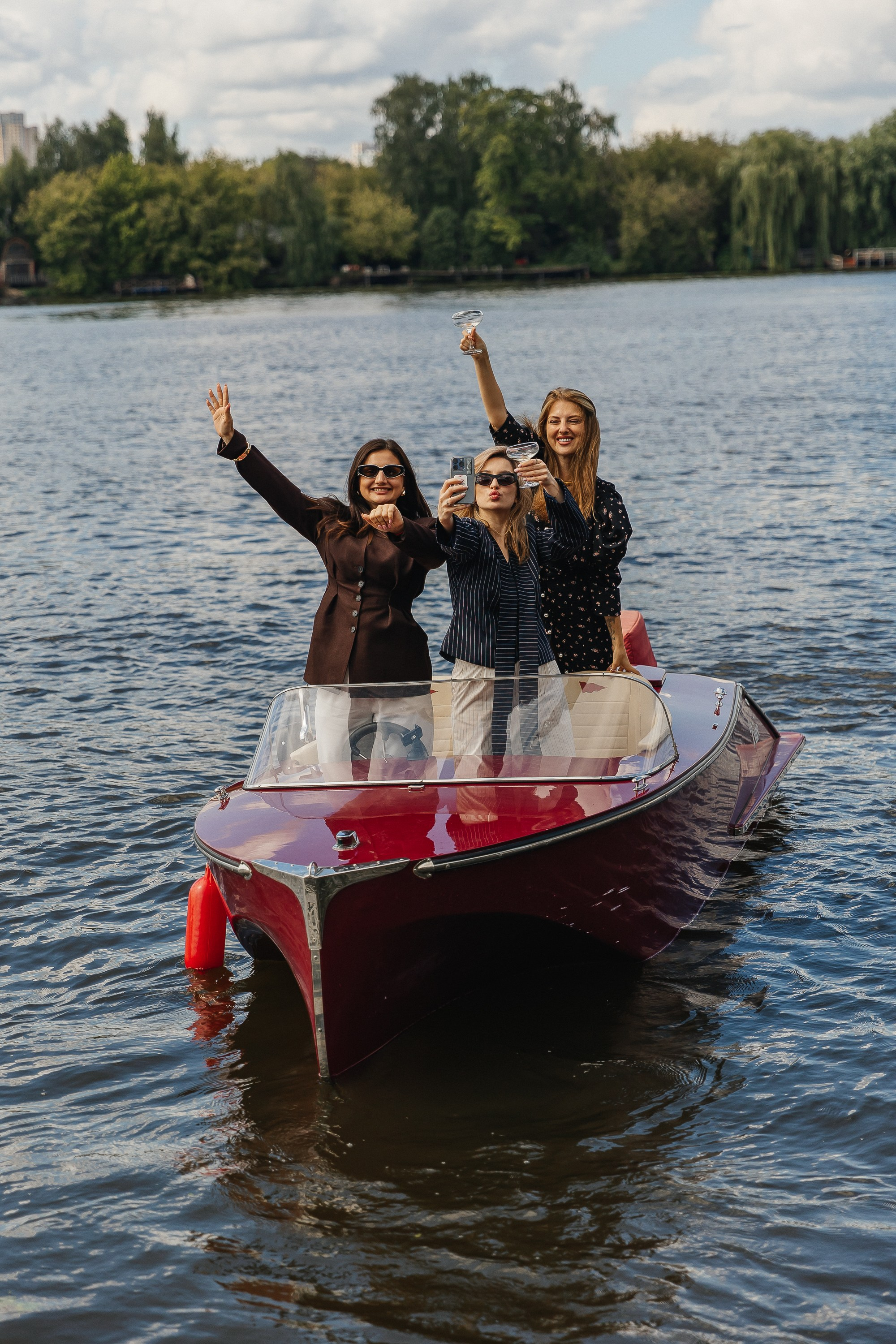 девичник на ретро катерах, ретрокатер, фотограф на девичник, прогулка на яхте, фотосессия на катере, ретро-катер, катер в москве