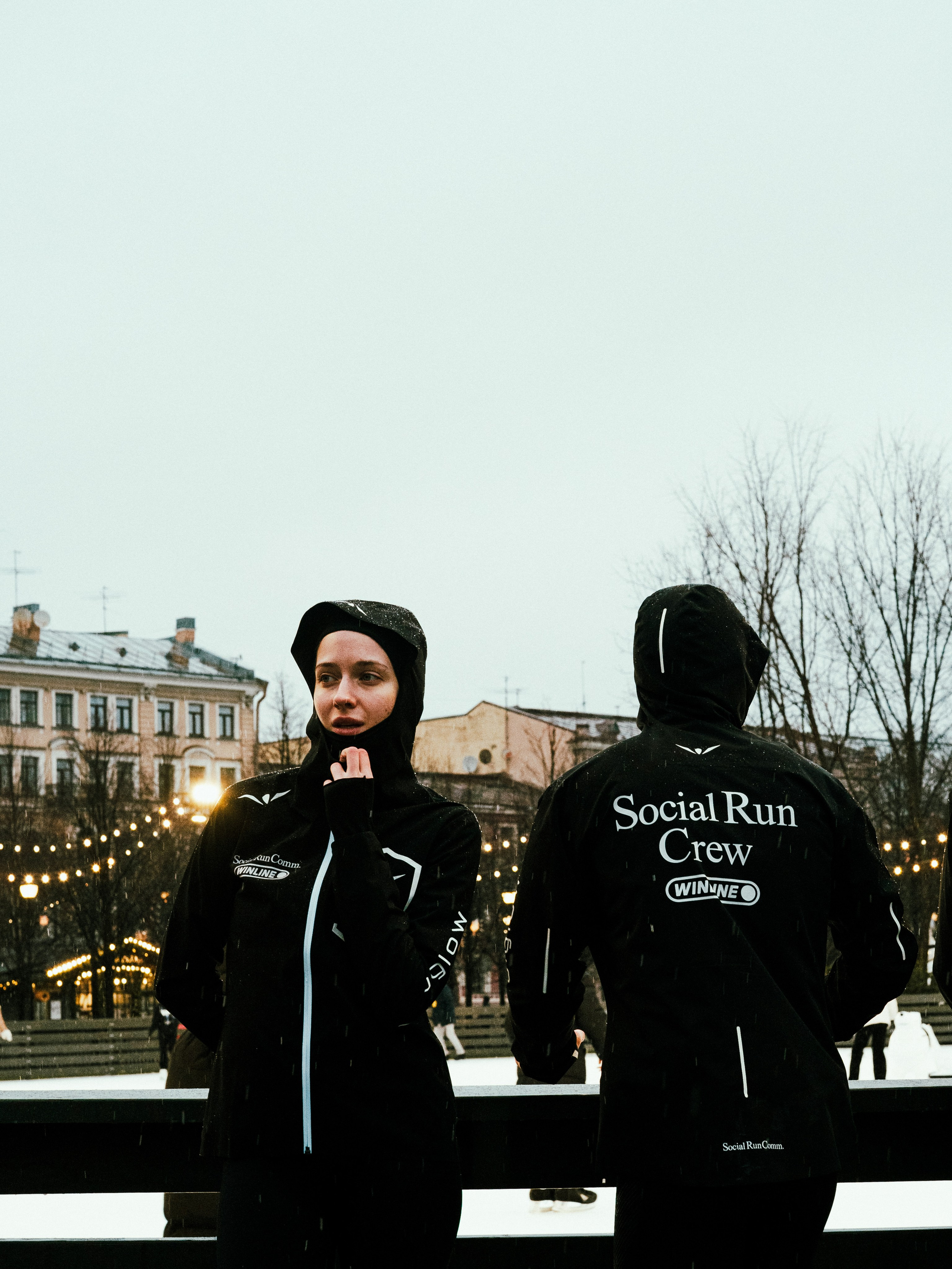 Social Run Community x Anta. Зимняя городская новогодняя фотосессия спортивной одежды от бегового клуба social run community. Портретный и репортажный фотограф в Санкт-Петербурге Смоляков Максим