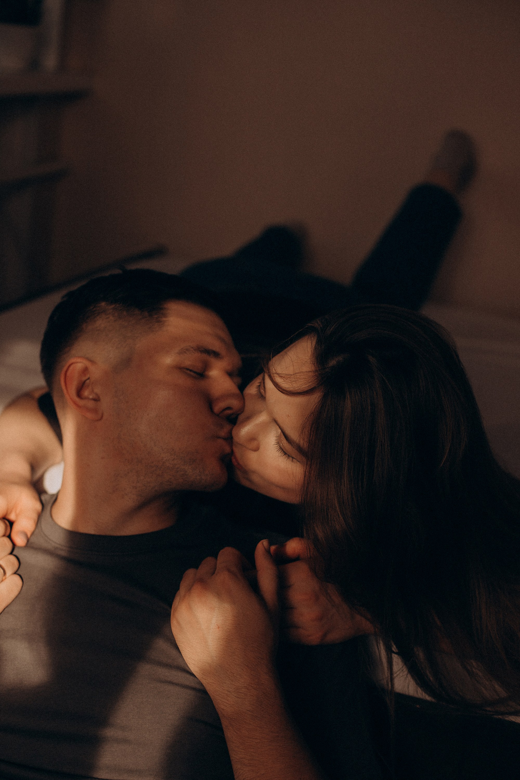 Солнце наполнило комнату светом, а вы — теплом. Свадебный фотограф Илья Бринк