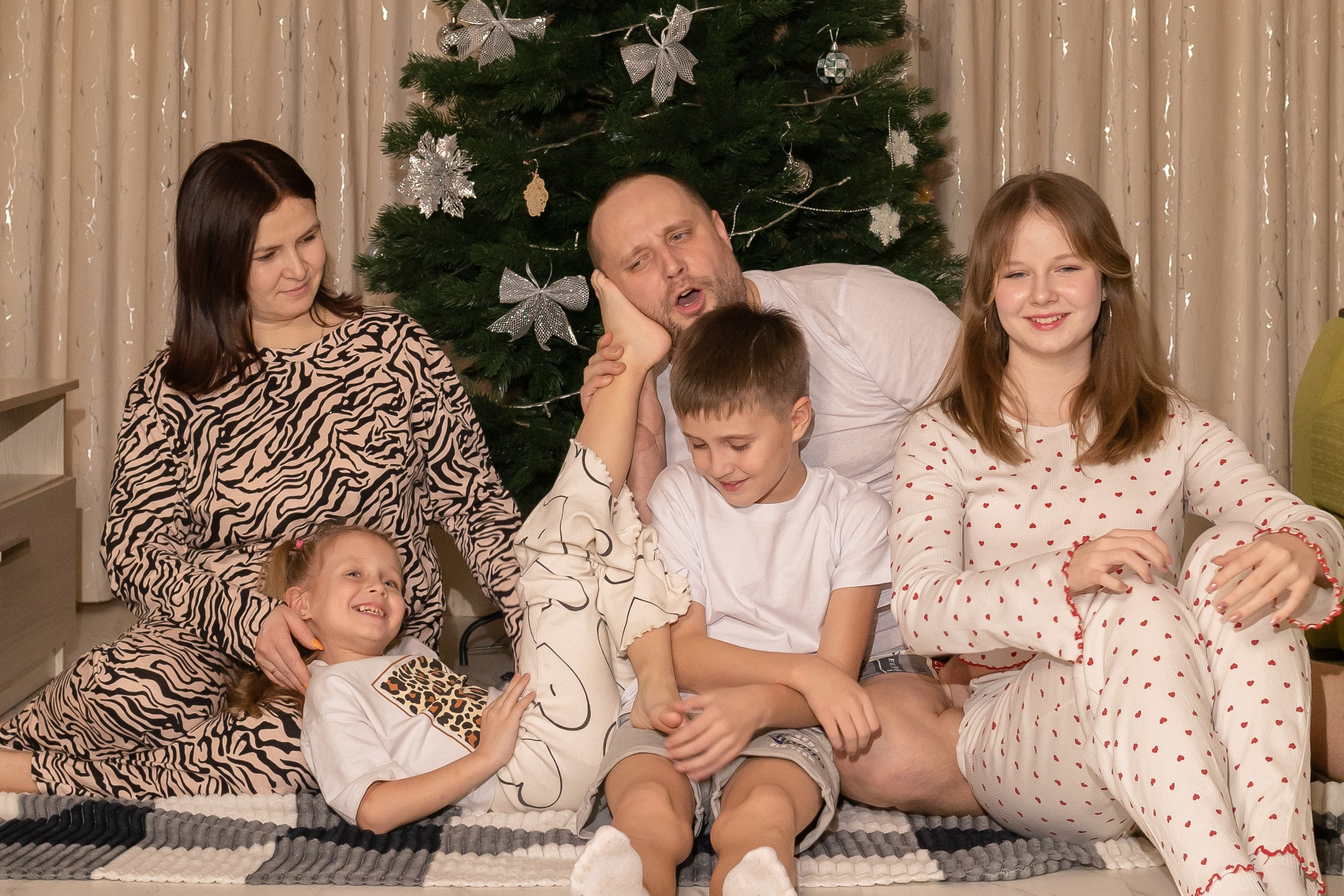 Семейная новогодняя фотосессия дома