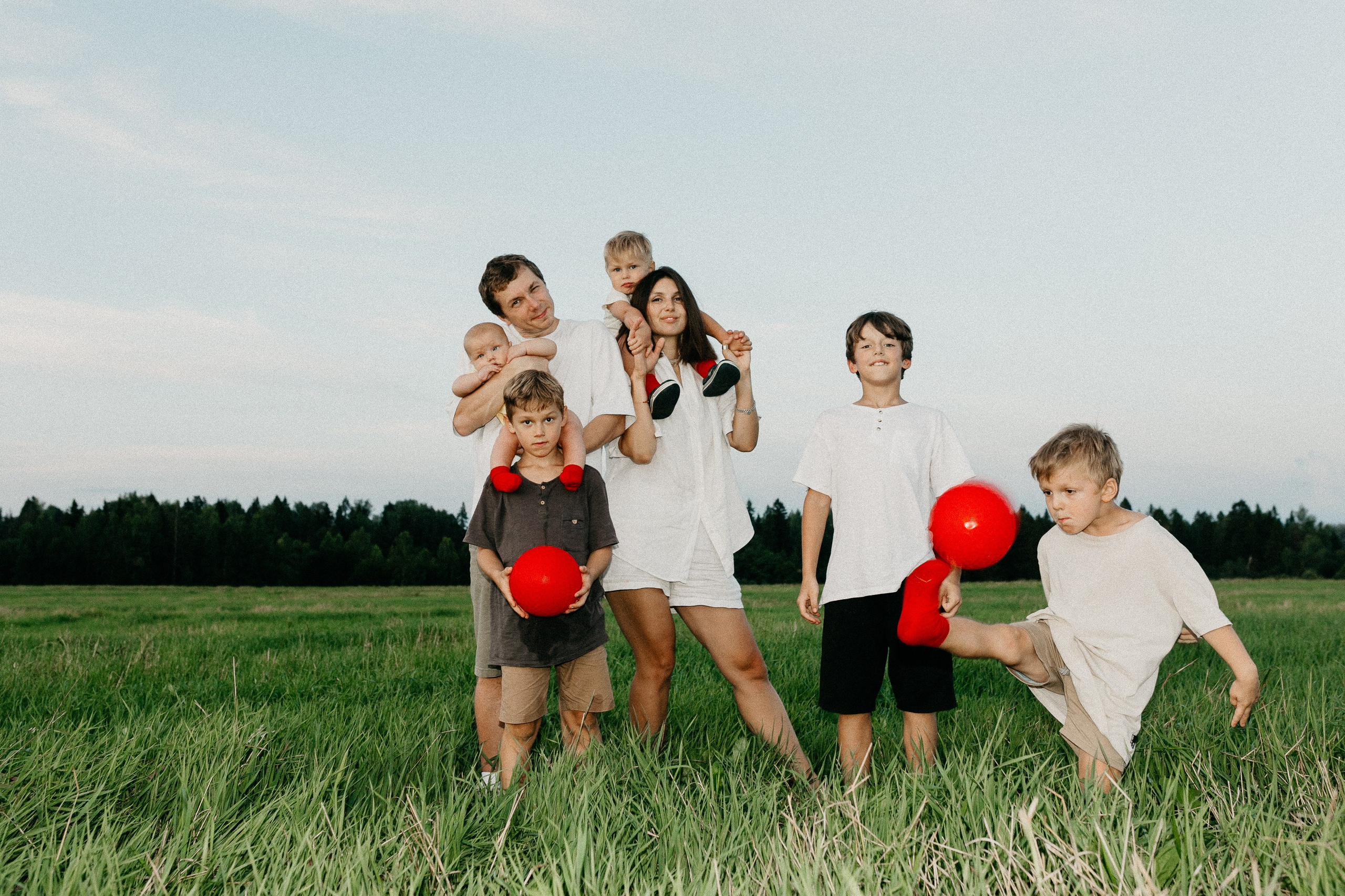 Фотосессия с красными мячами. Семейный фотограф Маша Тимофеева | Москва