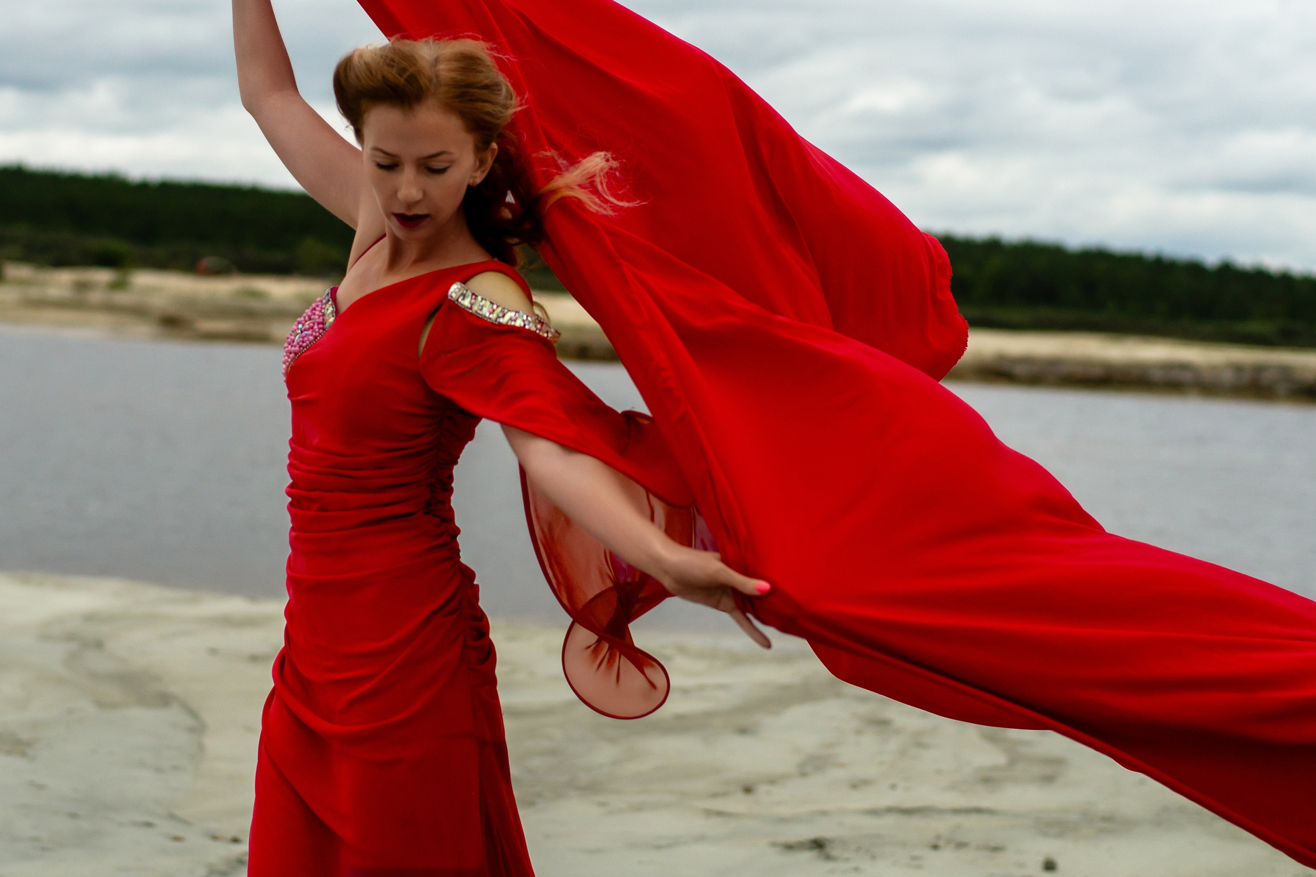 Девушка в красном атмосферная, творческая фотосессия на Березовских песках Екатеринбург. Автор фотограф: Додров. Ph: dodrov. 
