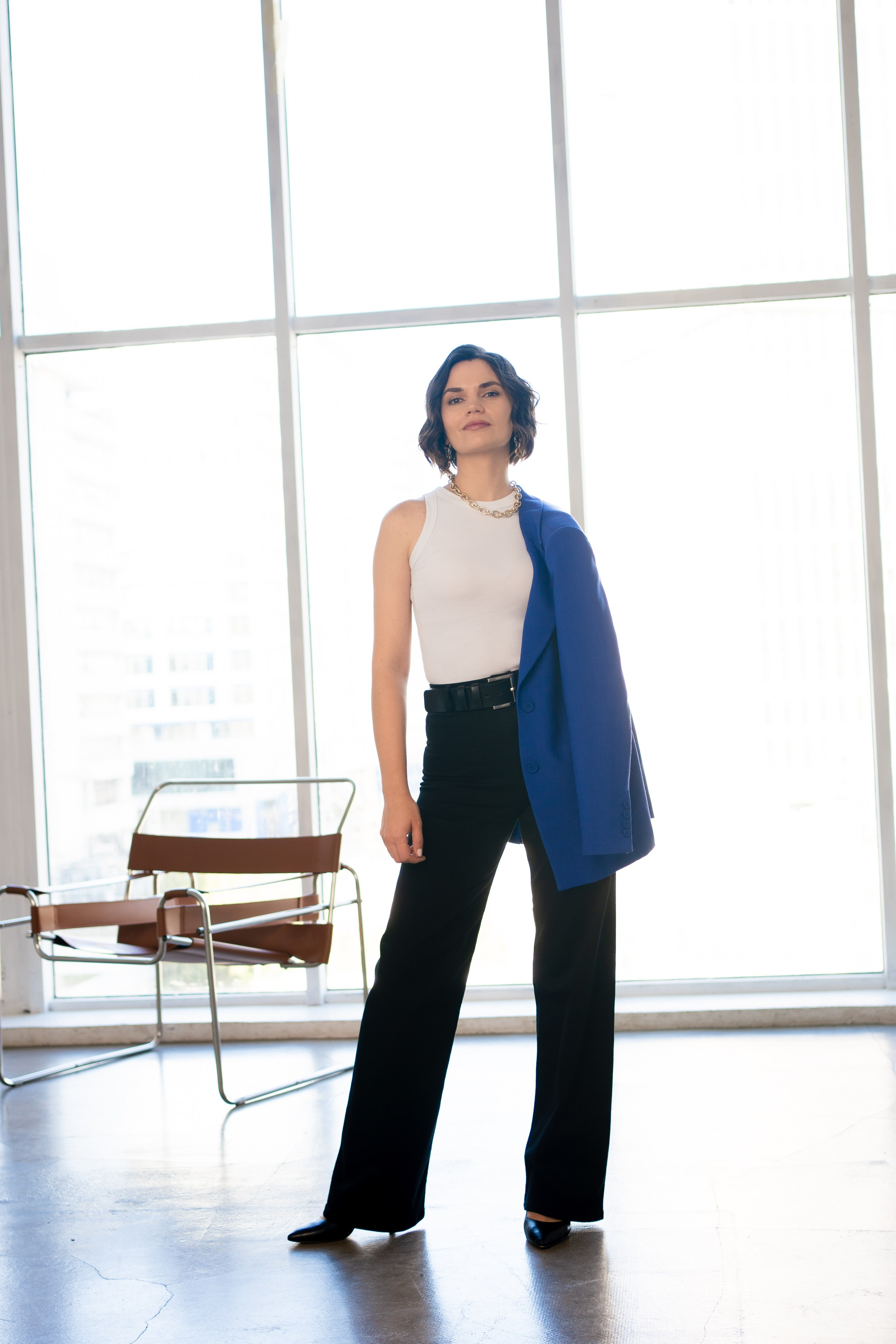 копирайтер-маркетолог, девушка позирует  у окна