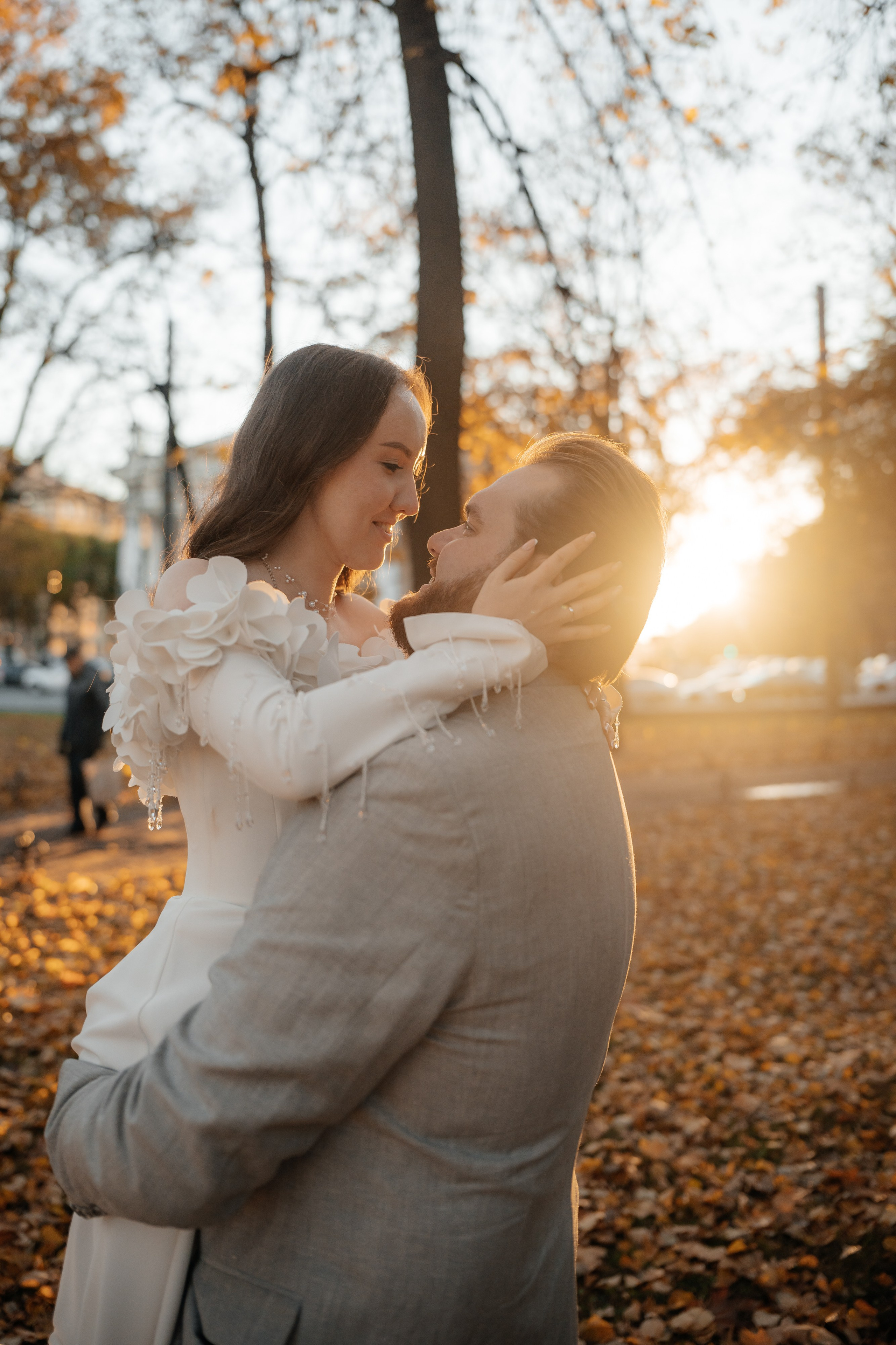 Свадебная фотосессия на закате осенью в октябре жених и невеста целуются в лучах солнца