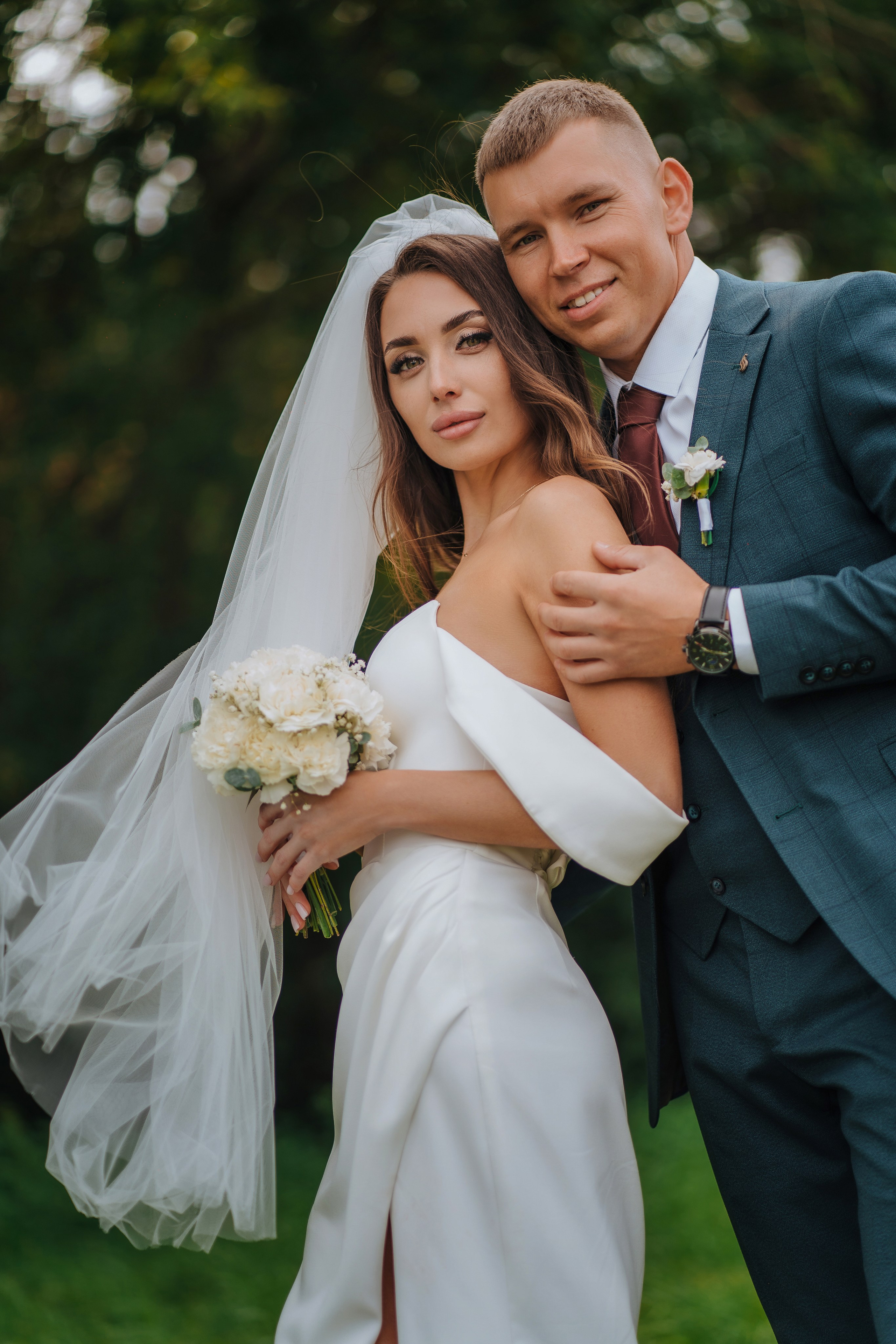 Свадебная прогулка, жених и невеста улыбаются