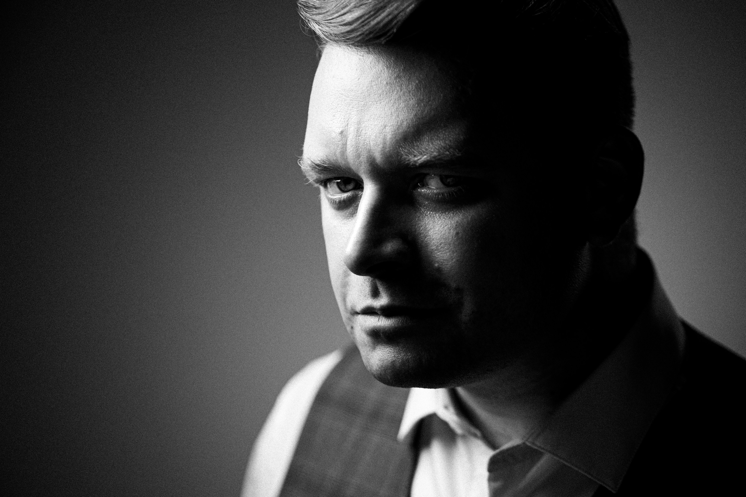 Чёрно-белый портрет. Бизнес-портрет | Хедшот-фотограф | Студия делового портрета в Москве