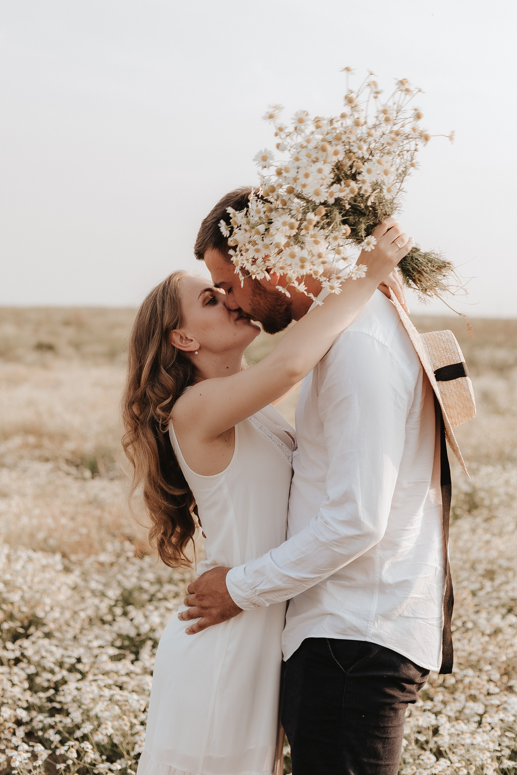 Love Story ребят в ромашковом поле. Свадебный фотограф Пермь