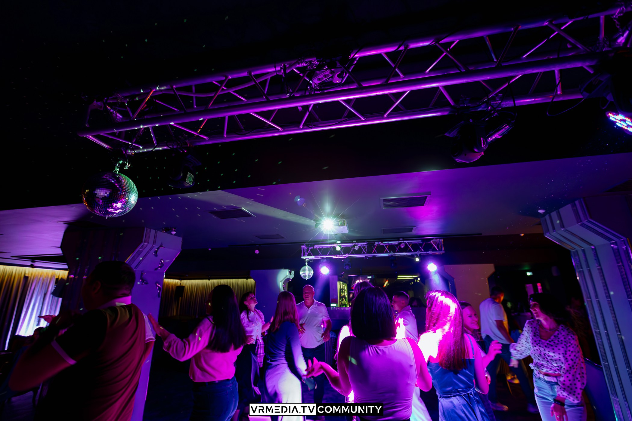 Караоке-бар «Volna»: Friends day или день дружбана