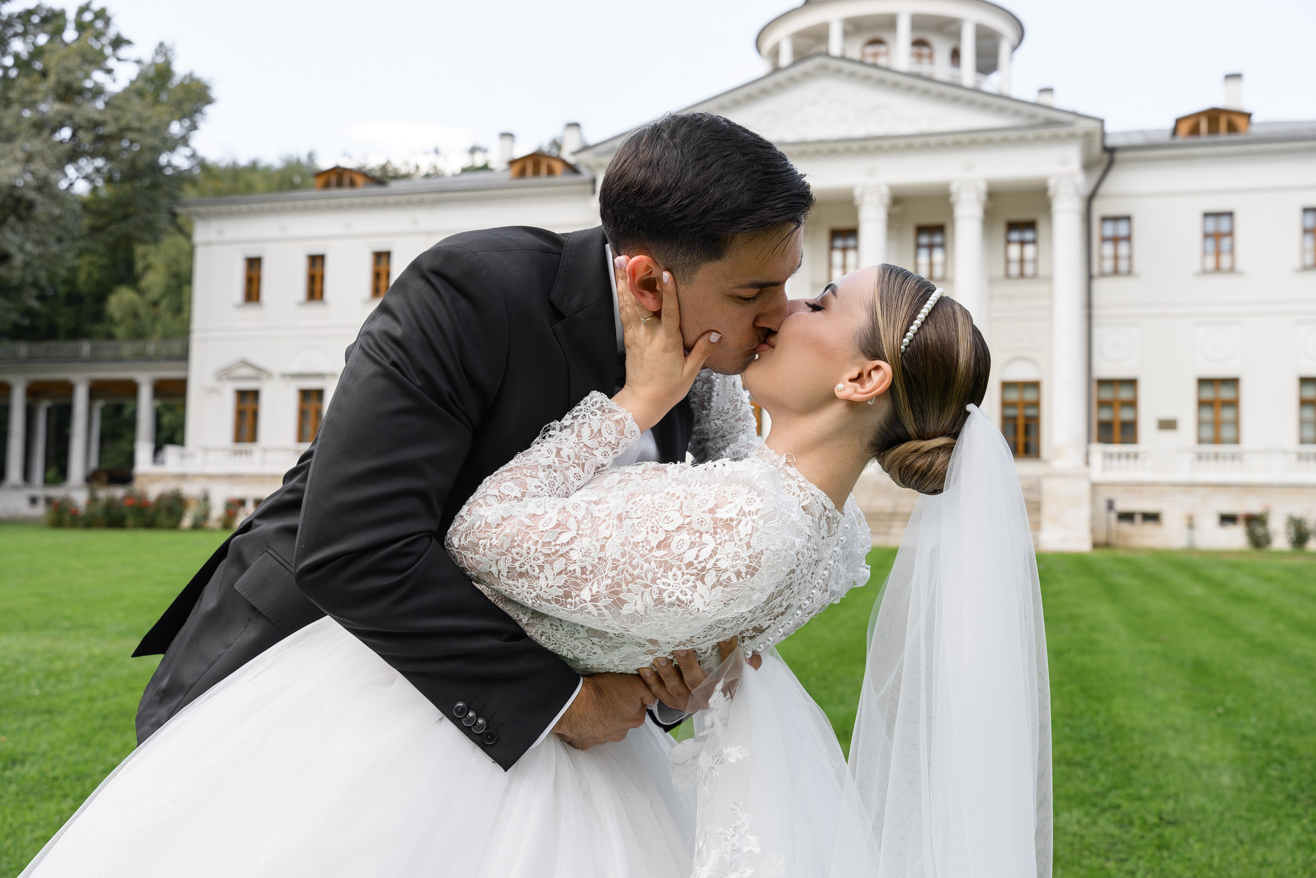 Свадебная фотосессия в усадьбе Остафьево. Свадебный фотограф Москва Юрий Кульман