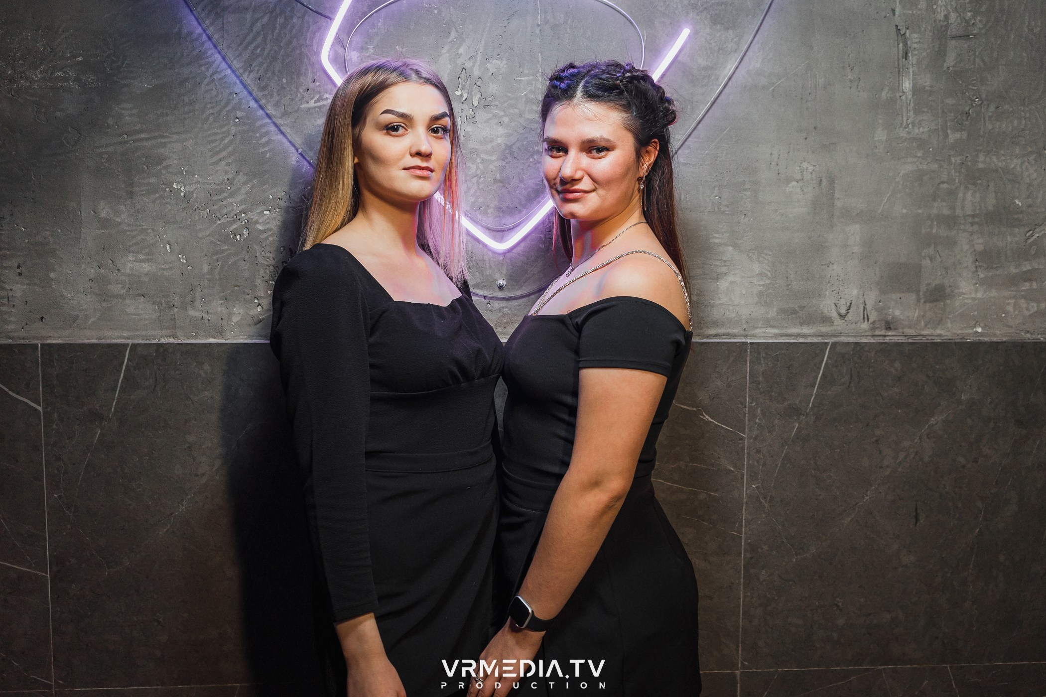 Бумажный дом в баре «Друзья»