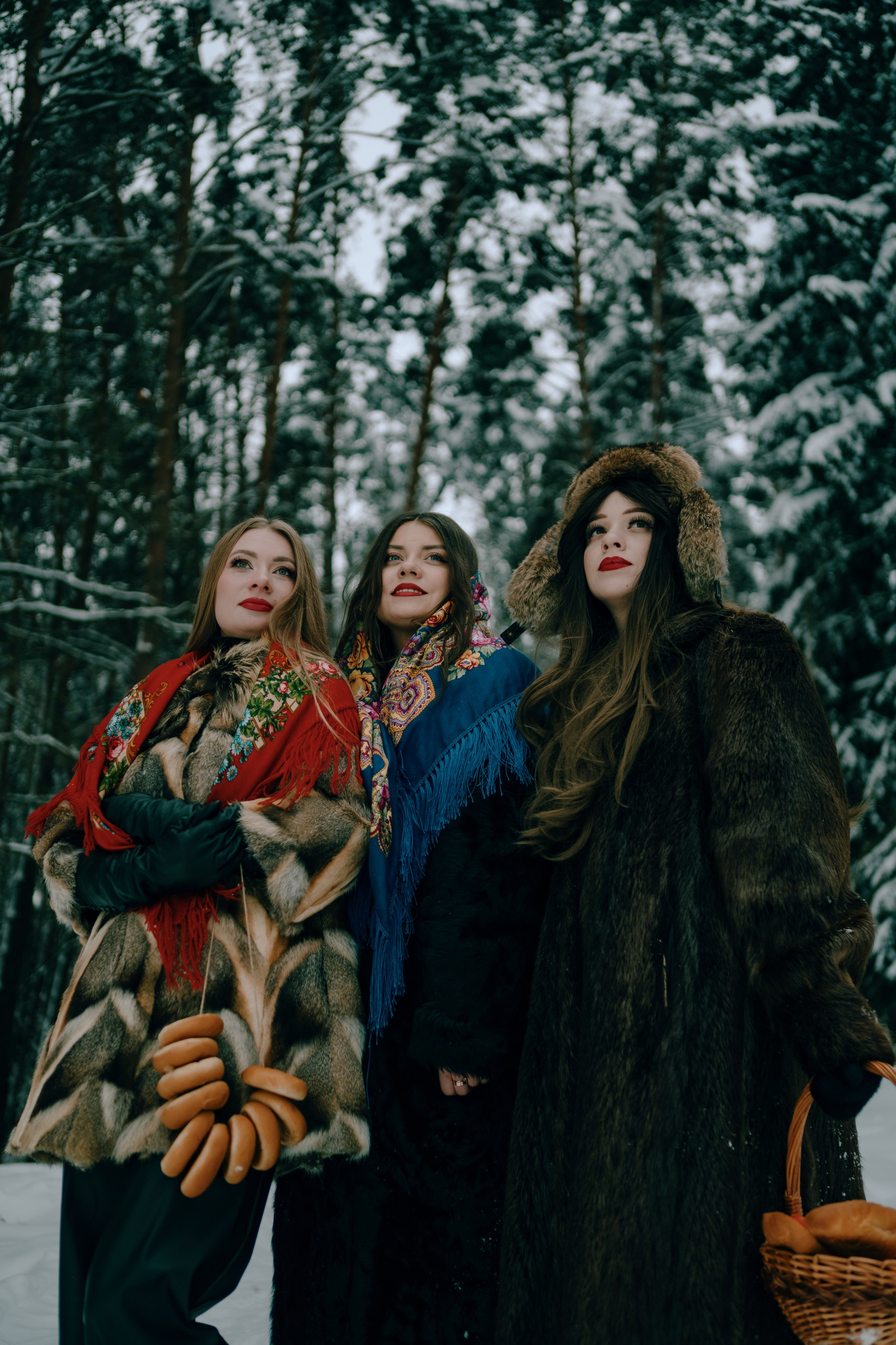 Звенит январская вьюга. Главная