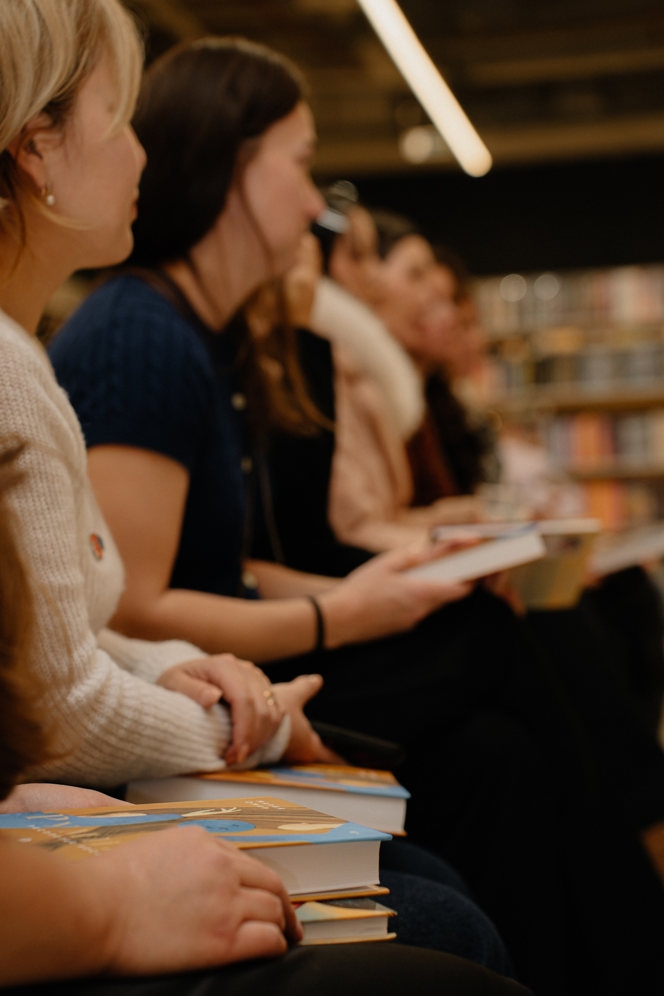 Мария Омар презентация книги. Крис Богомазова