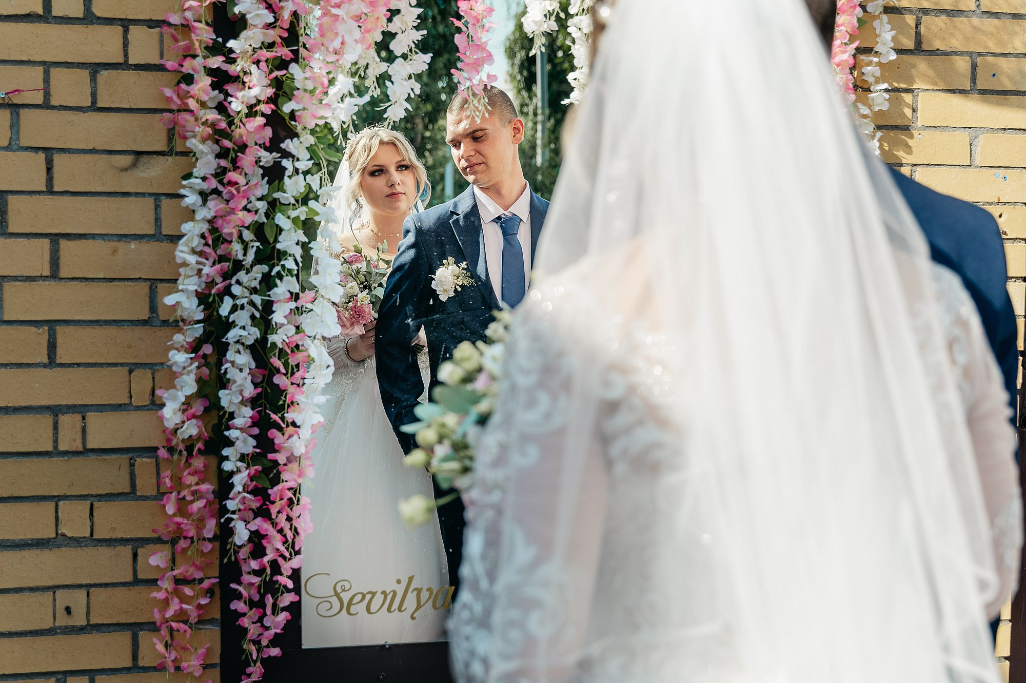 Отражение невесты в зеркале