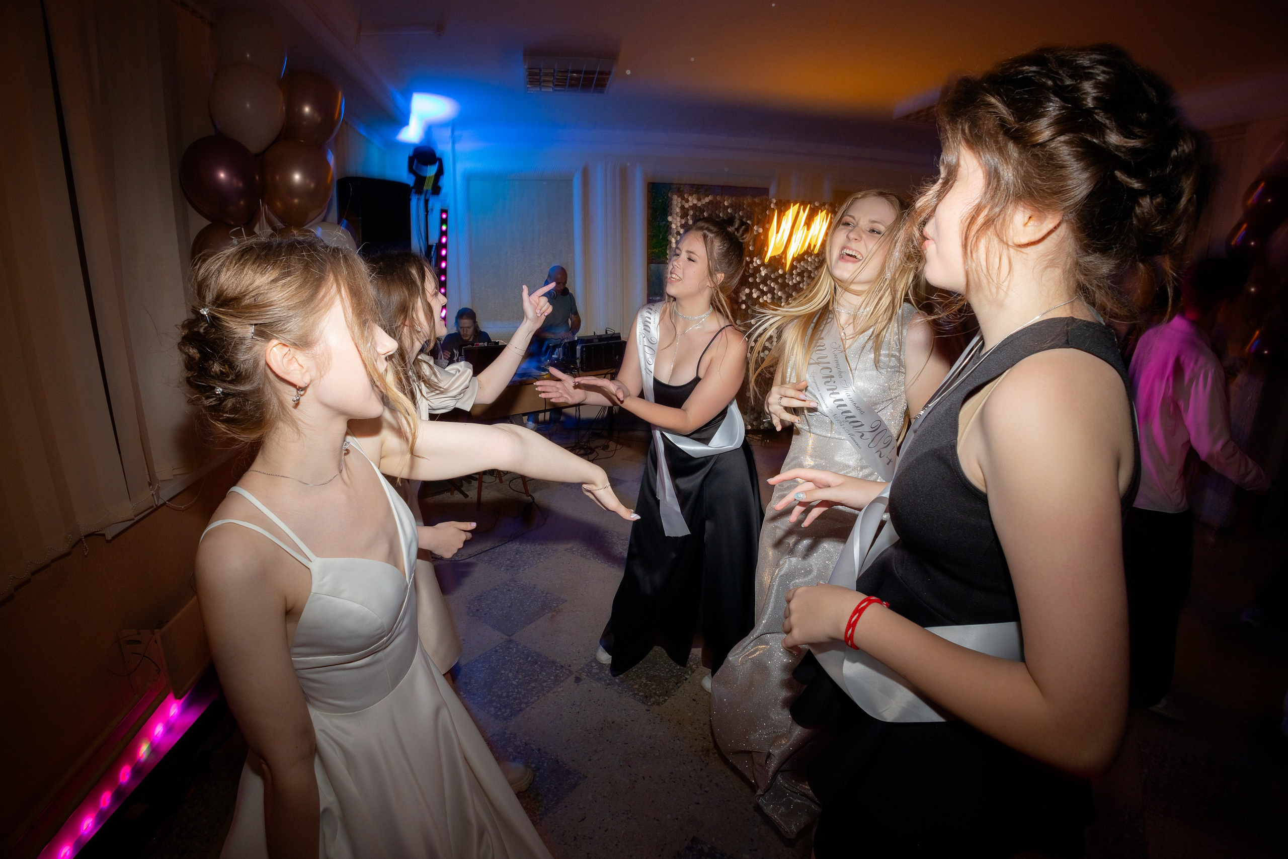 Школьный выпускной 2024 год в Соколе (Минск). Свадебный фотограф в Минске/Беларуси Сергей Спиридонов